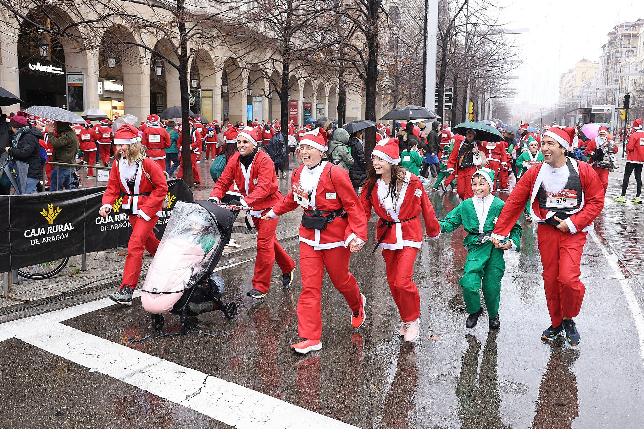 Las mejores fotos de la Carrera de Papá Noel de Zaragoza 2025. Plaza España. 0557