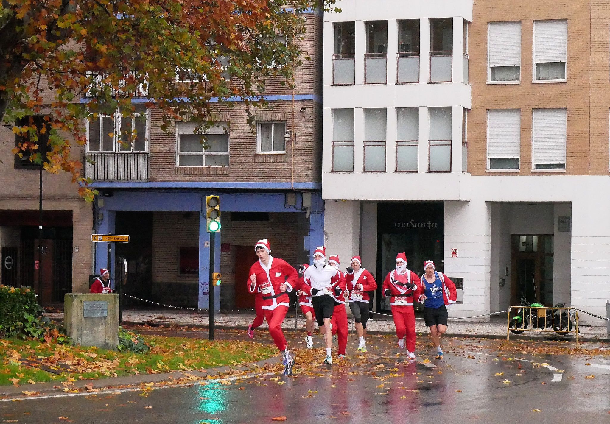 Las mejores fotos de la Carrera de Papá Noel de Zaragoza 2025. Glorieta Sol. (1)