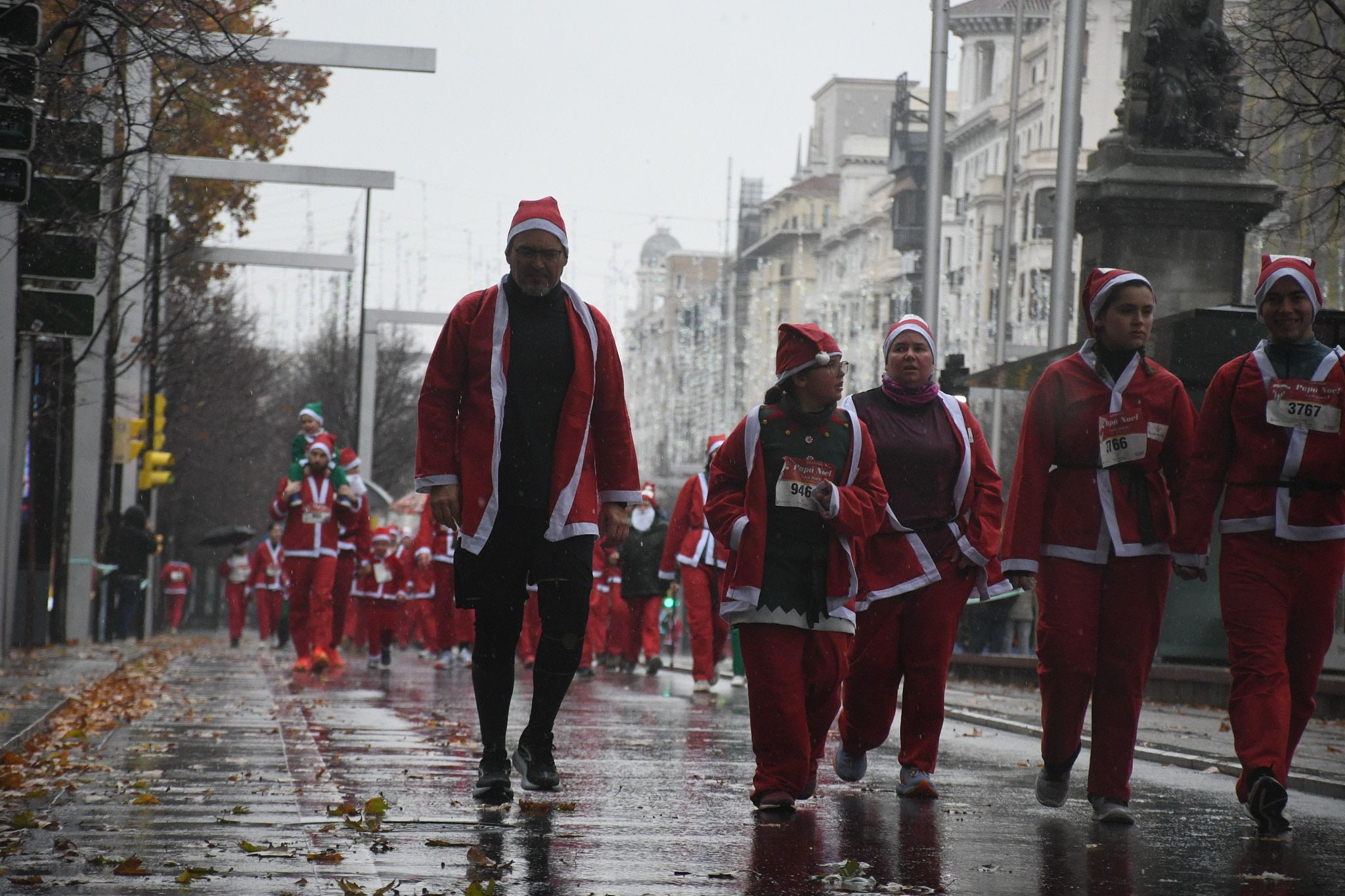 Las mejores fotos de la Carrera de Papá Noel de Zaragoza 2025. Independencia. 4556