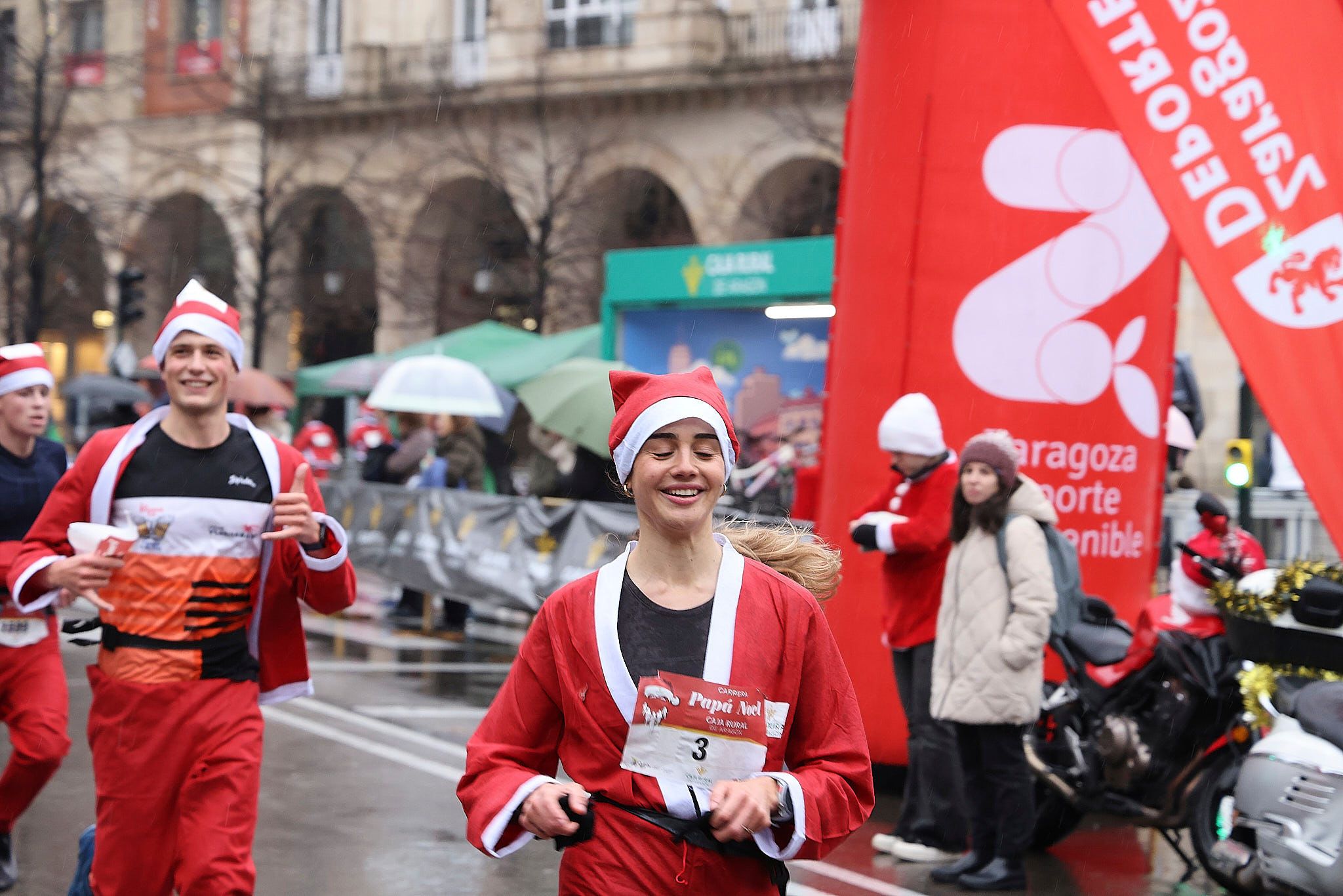 Las mejores fotos de la Carrera de Papá Noel de Zaragoza 2025. Plaza España. 0211