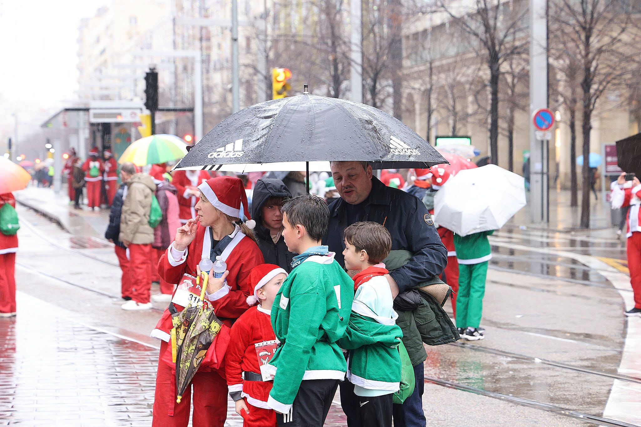 Las mejores fotos de la Carrera de Papá Noel de Zaragoza 2025. Plaza España. 0562