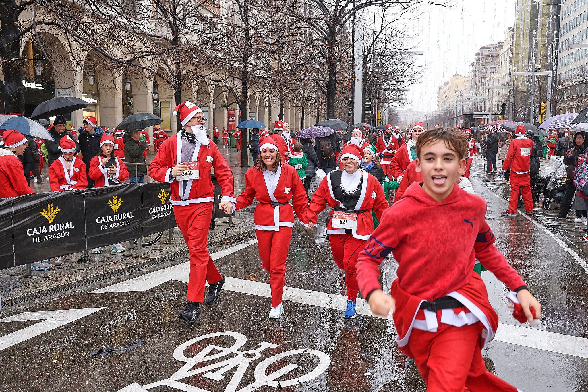 Las mejores fotos de la Carrera de Papá Noel de Zaragoza 2025. Plaza España. 0408