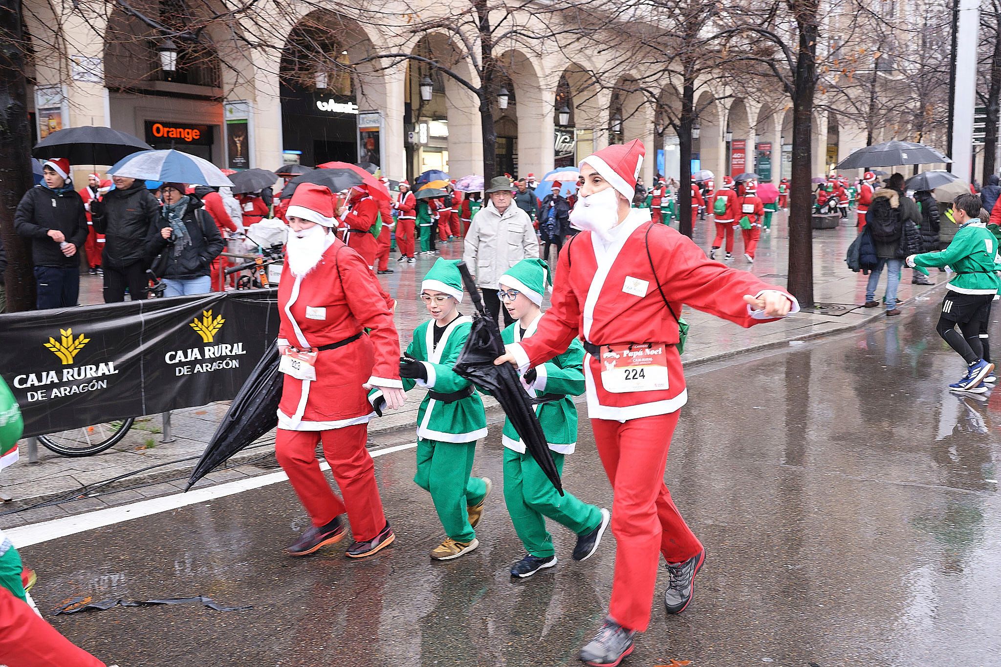 Las mejores fotos de la Carrera de Papá Noel de Zaragoza 2025. Plaza España. 0564