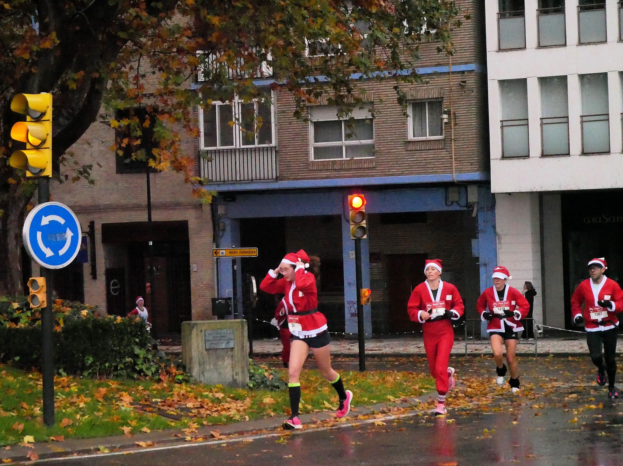 Las mejores fotos de la Carrera de Papá Noel de Zaragoza 2025. Glorieta Sol. (9)
