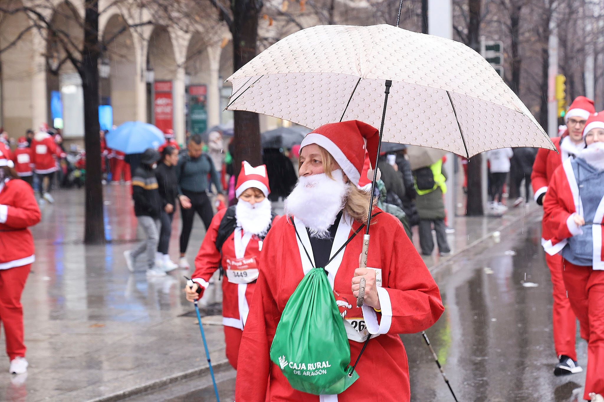Las mejores fotos de la Carrera de Papá Noel de Zaragoza 2025. Plaza España. 0566