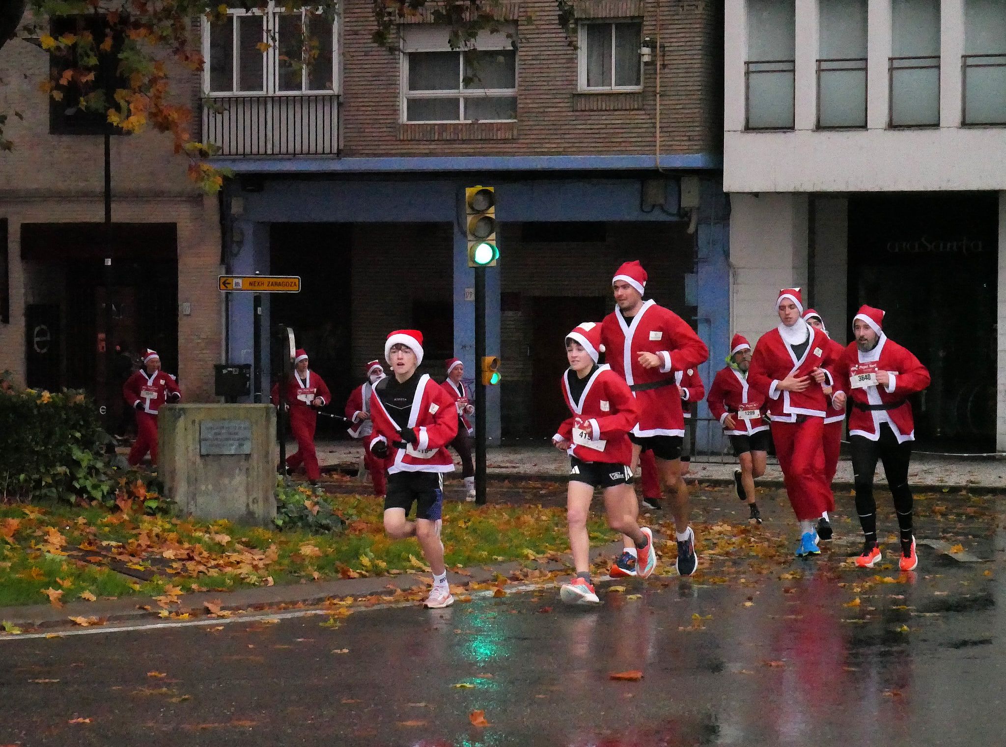 Las mejores fotos de la Carrera de Papá Noel de Zaragoza 2025. Glorieta Sol. (12)