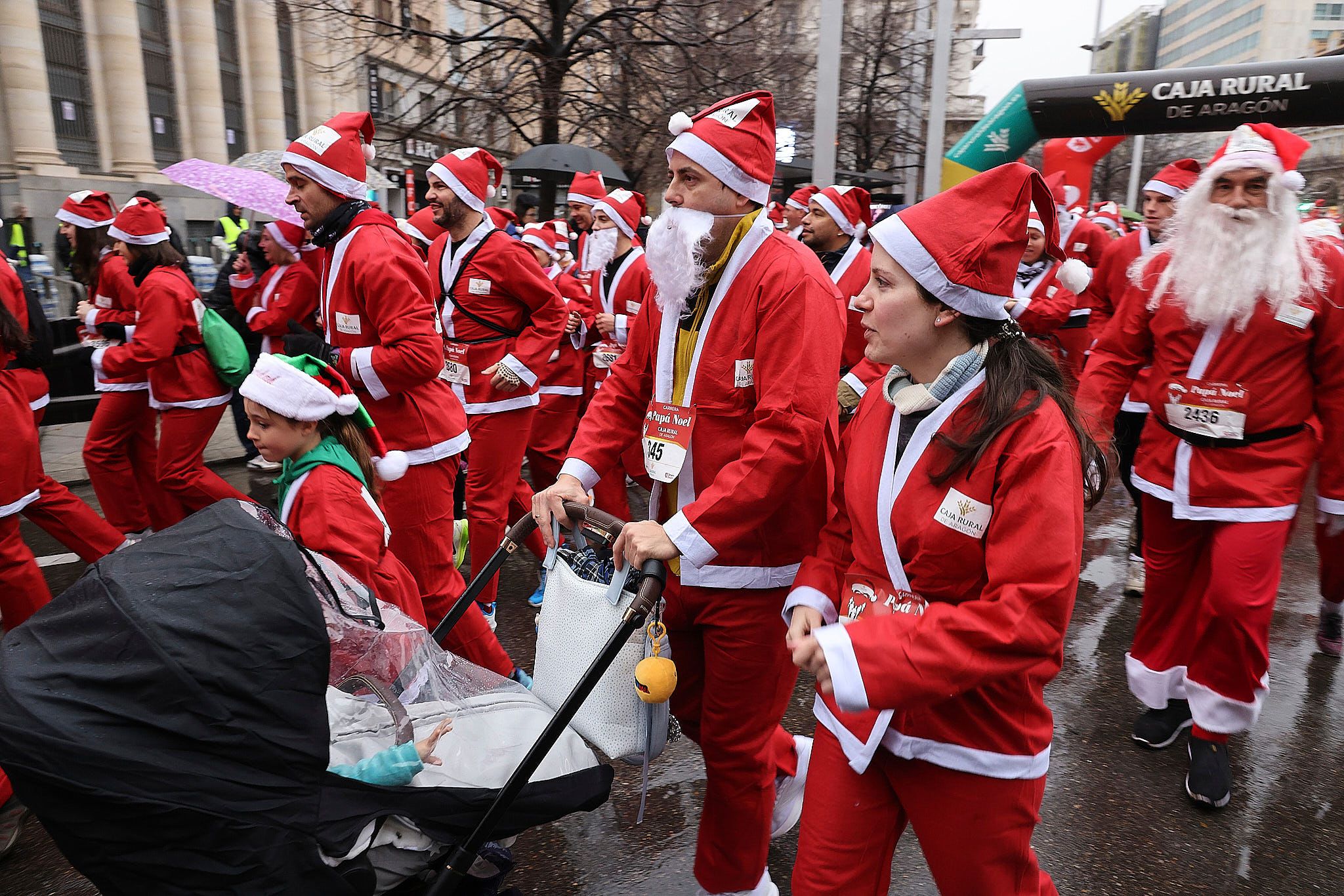 Las mejores fotos de la Carrera de Papá Noel de Zaragoza 2025. Plaza España. 0061