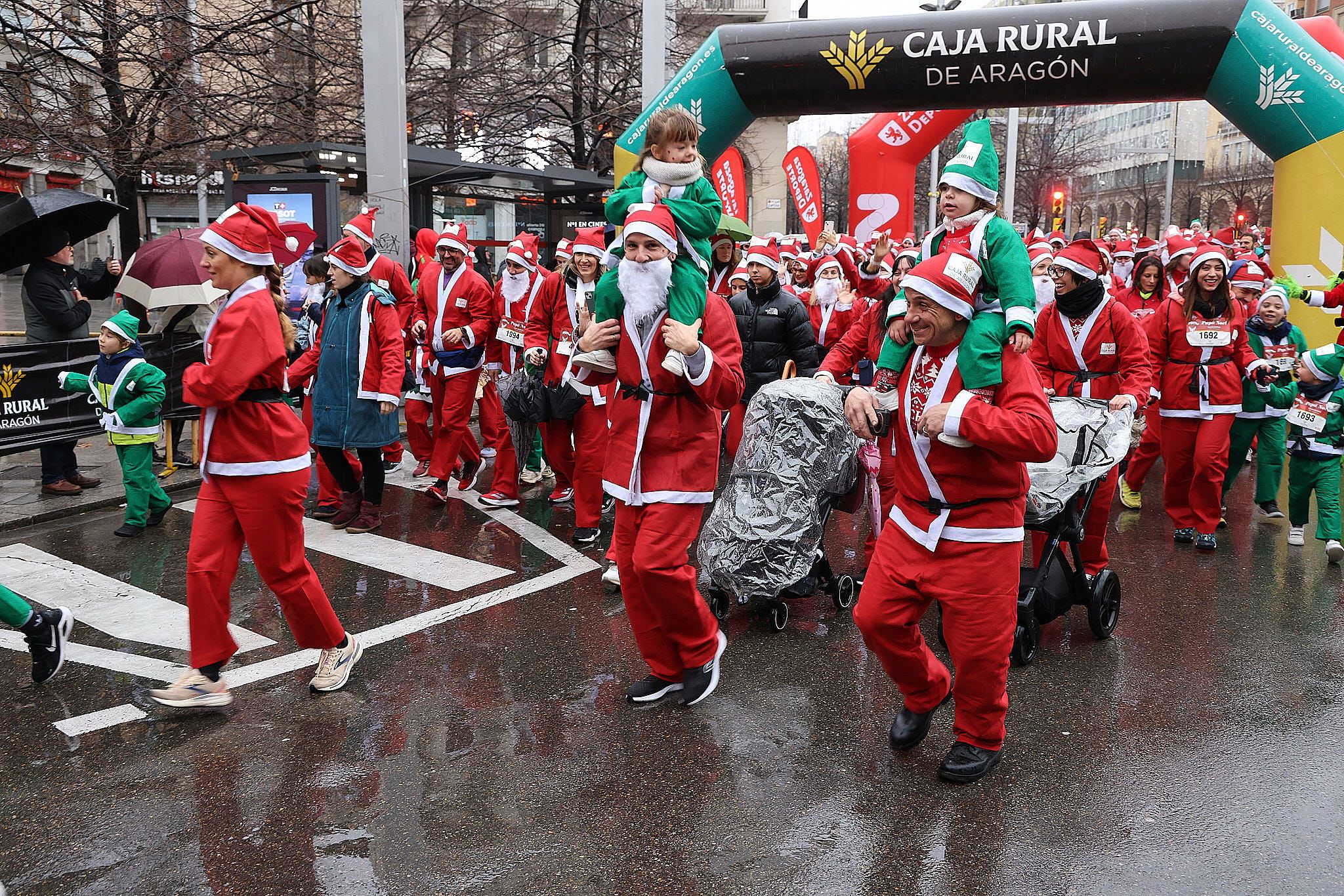 Las mejores fotos de la Carrera de Papá Noel de Zaragoza 2025. Plaza España. 0063