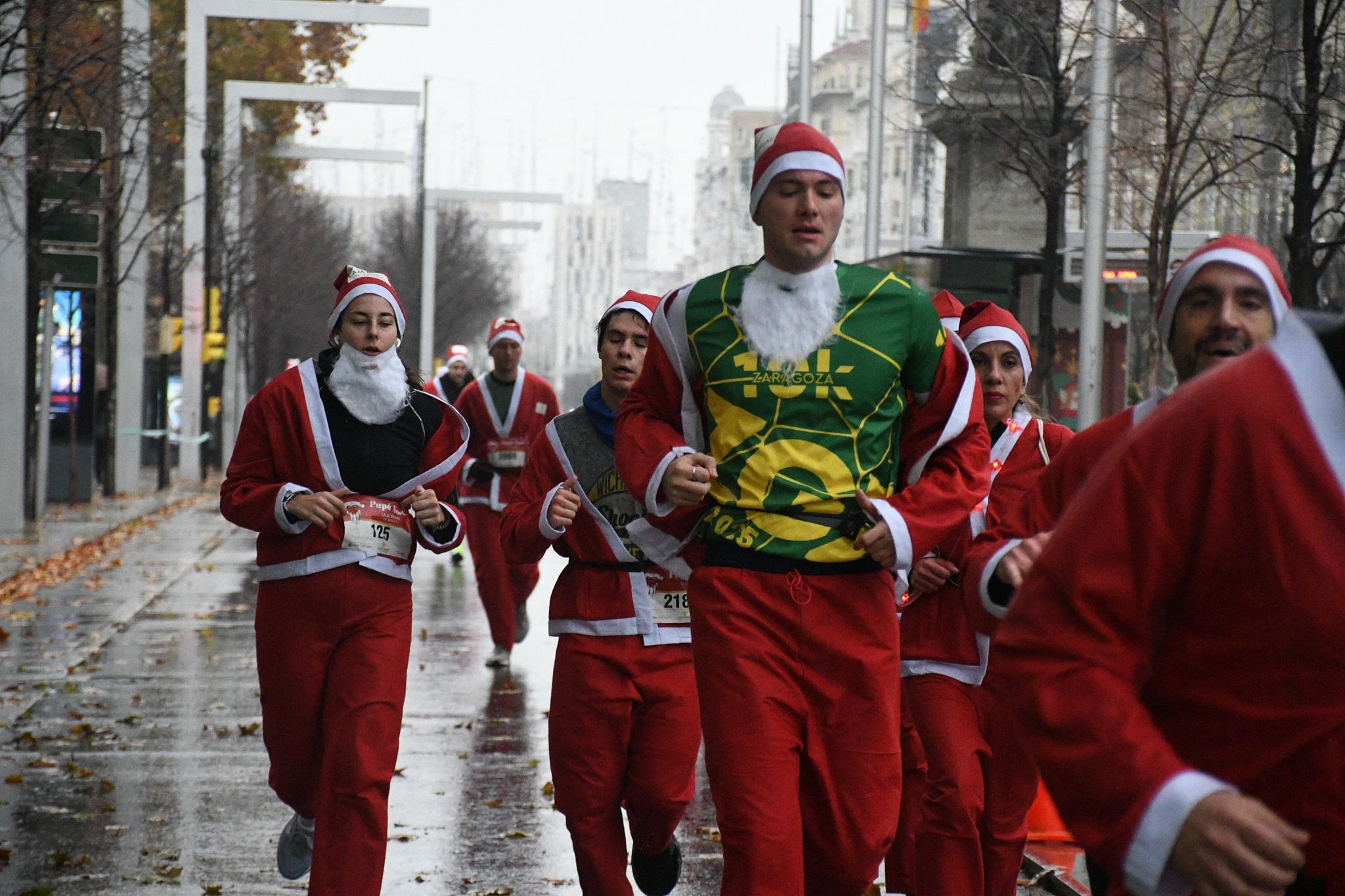 Las mejores fotos de la Carrera de Papá Noel de Zaragoza 2025. Independencia. 4075