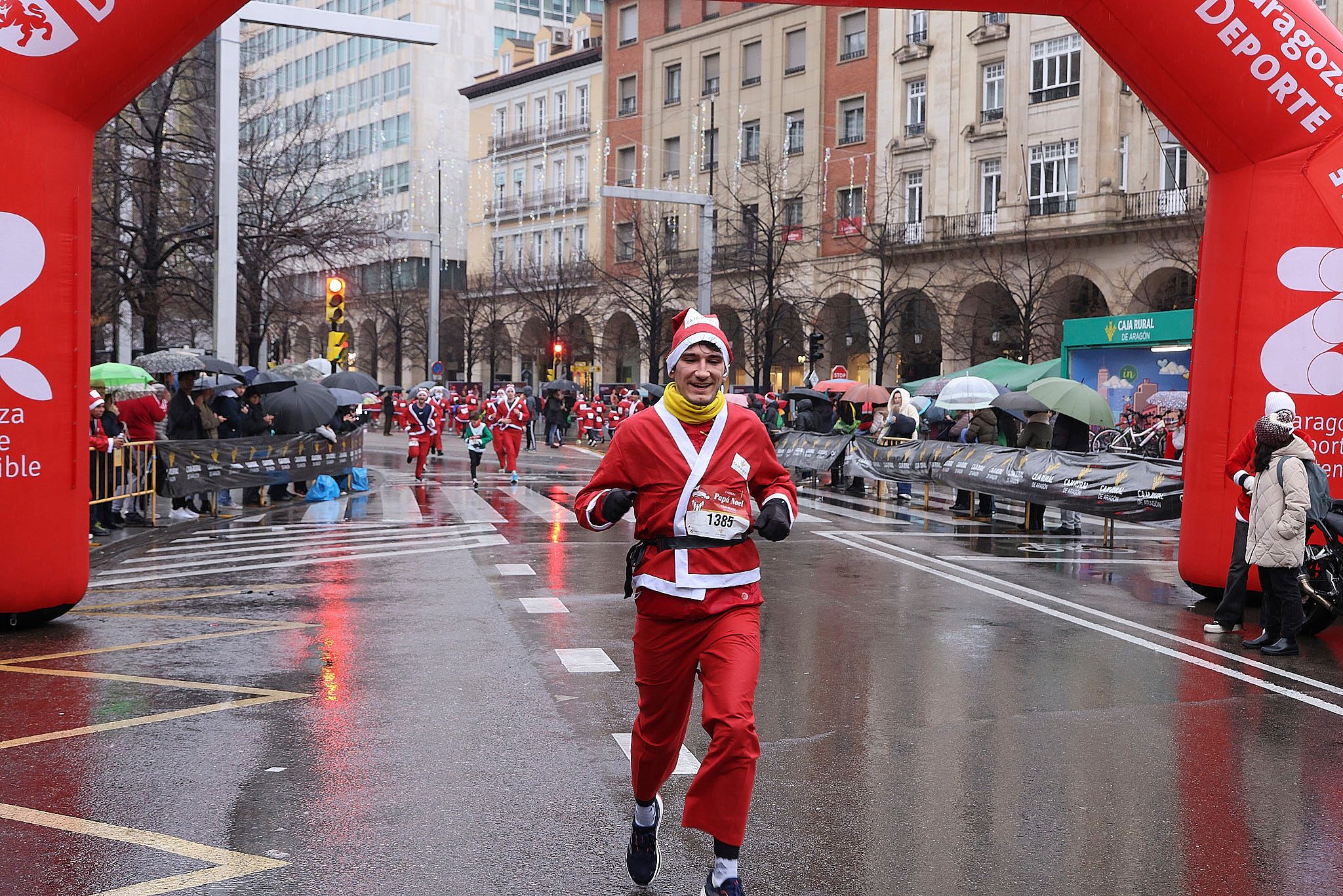 Las mejores fotos de la Carrera de Papá Noel de Zaragoza 2025. Plaza España. 0220