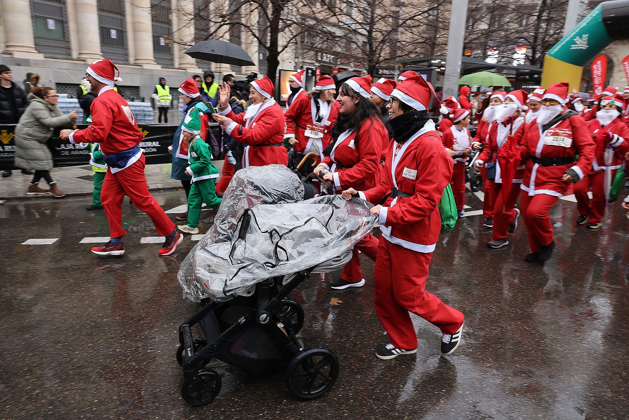 Las mejores fotos de la Carrera de Papá Noel de Zaragoza 2025. Plaza España. 0064