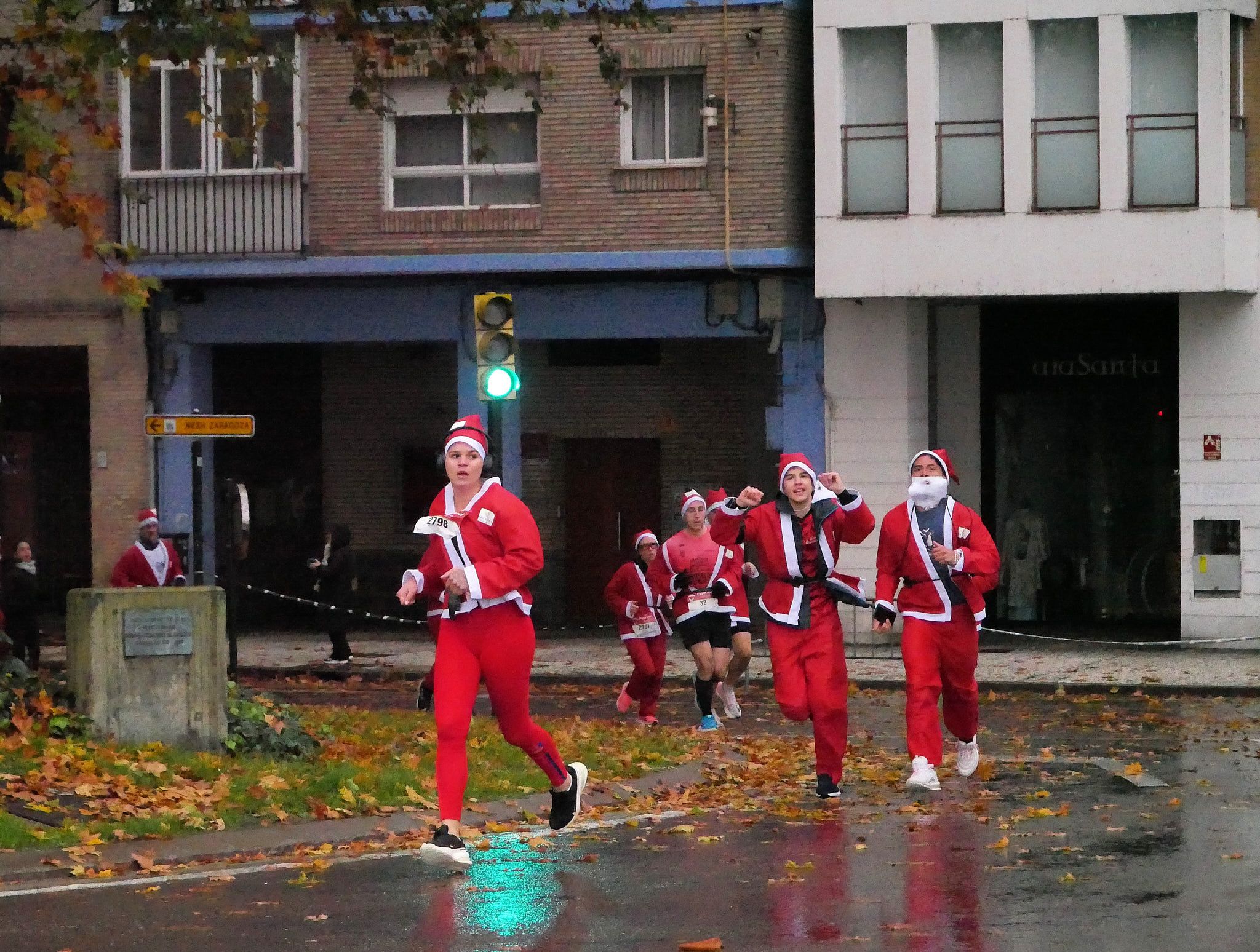 Las mejores fotos de la Carrera de Papá Noel de Zaragoza 2025. Glorieta Sol. (18)