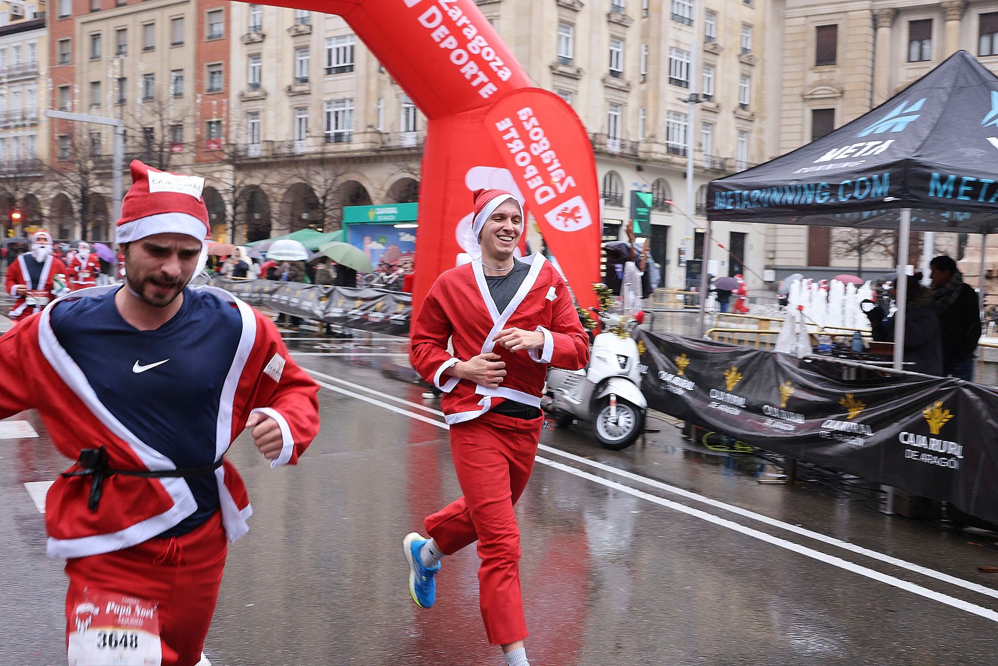 Las mejores fotos de la Carrera de Papá Noel de Zaragoza 2025. Plaza España. 0224