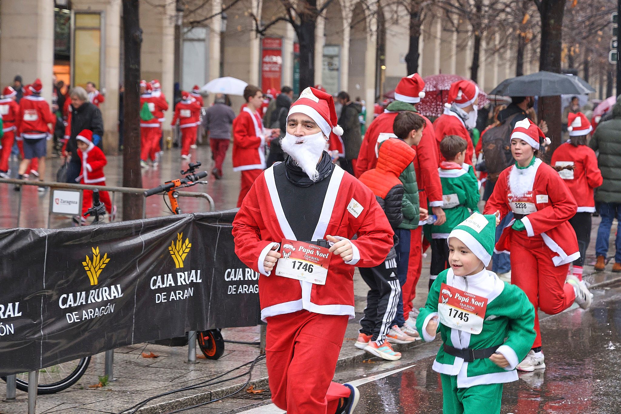 Las mejores fotos de la Carrera de Papá Noel de Zaragoza 2025. Plaza España. 0422