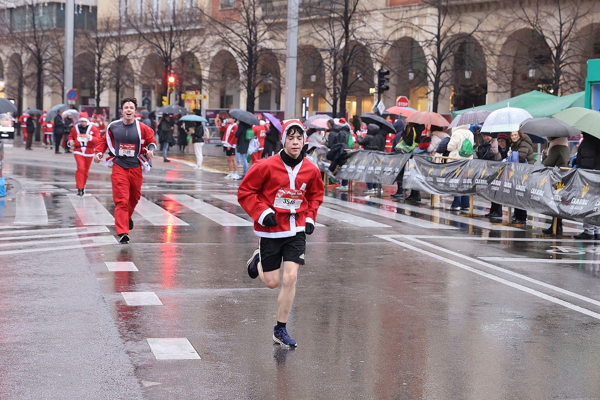 Las mejores fotos de la Carrera de Papá Noel de Zaragoza 2025. Plaza España. 0229