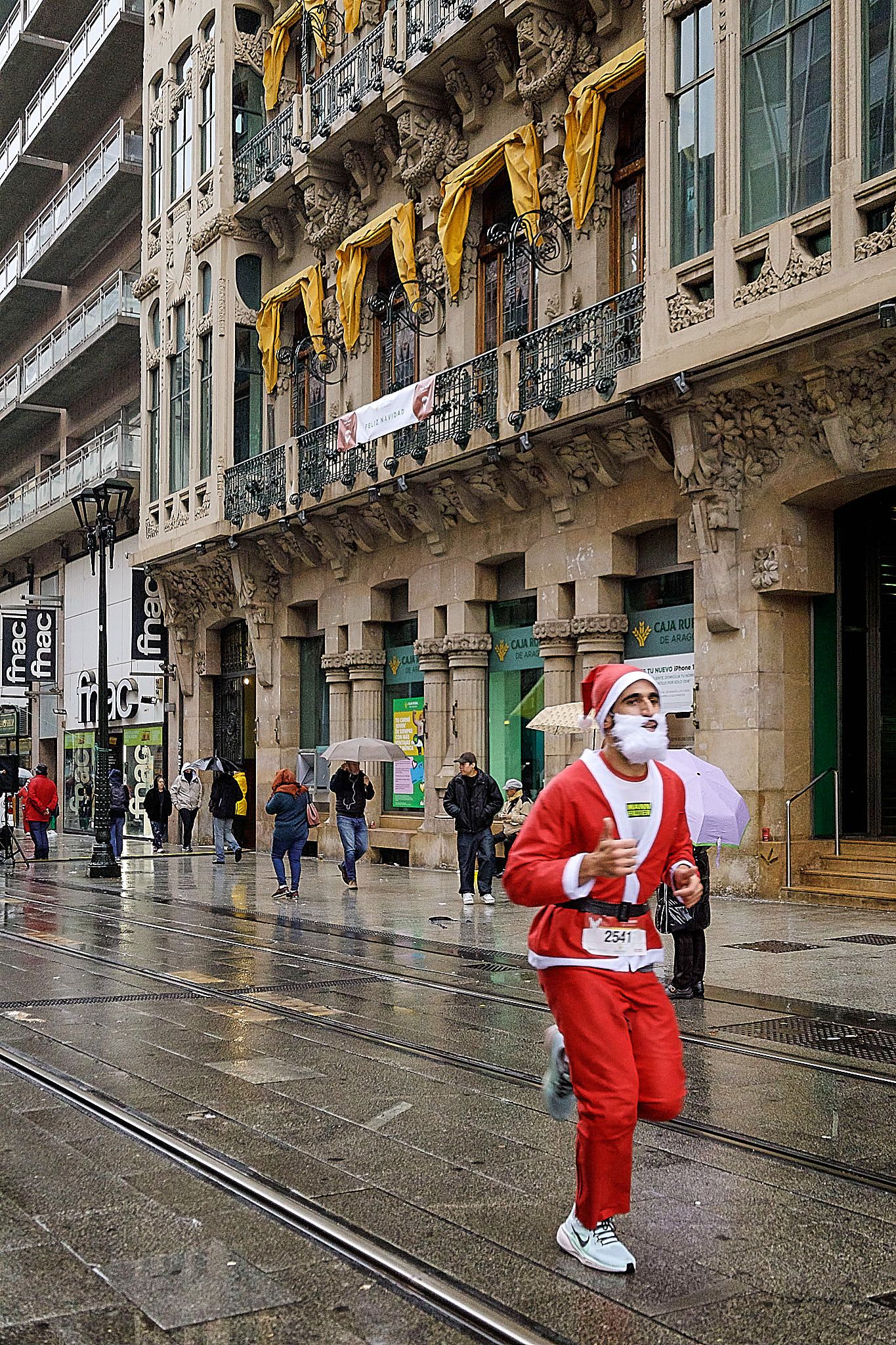 Las mejores fotos de la Carrera de Papá Noel de Zaragoza 2025. Coso. 7672