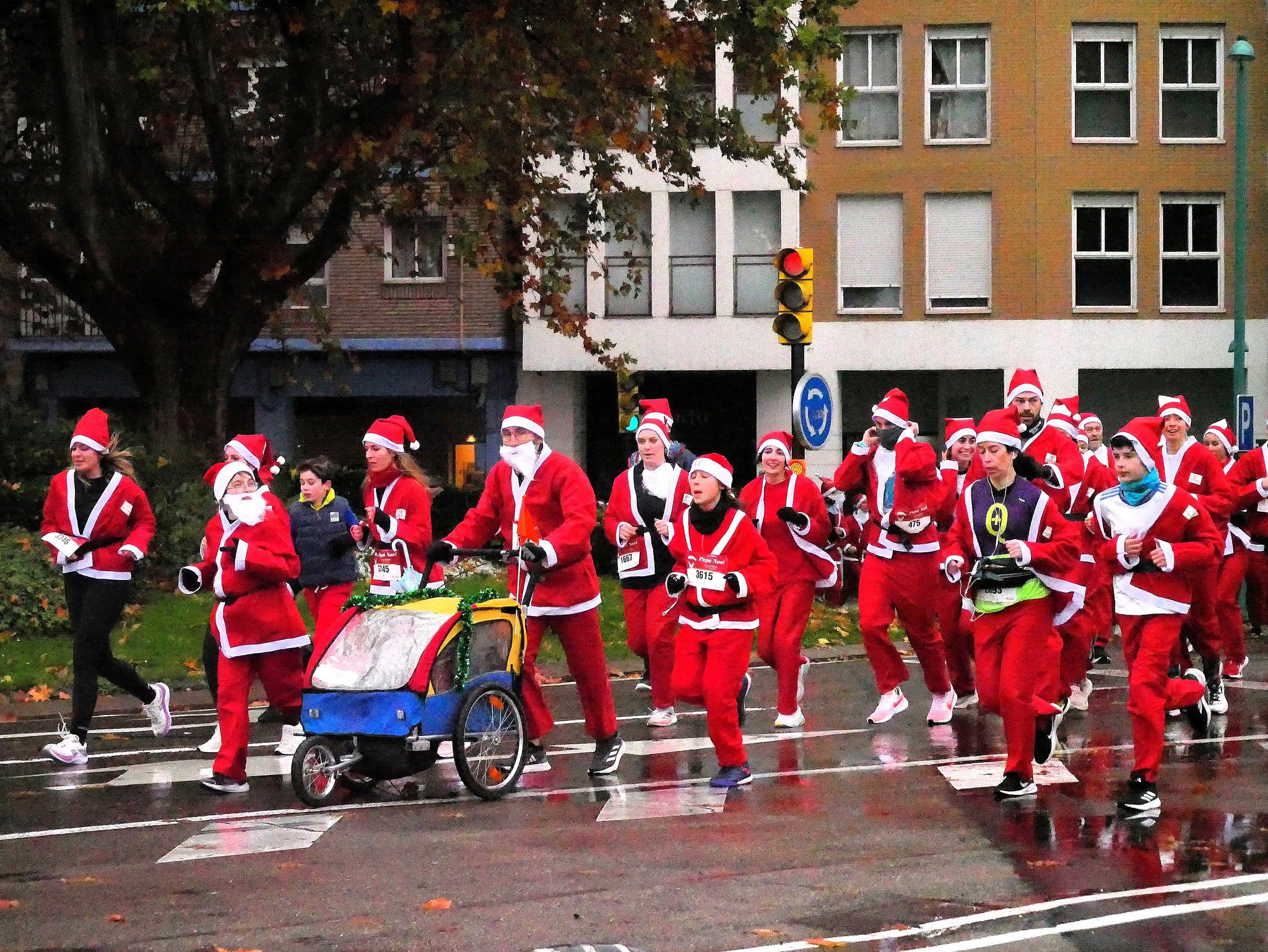 Las mejores fotos de la Carrera de Papá Noel de Zaragoza 2025. Glorieta Sol. (28)