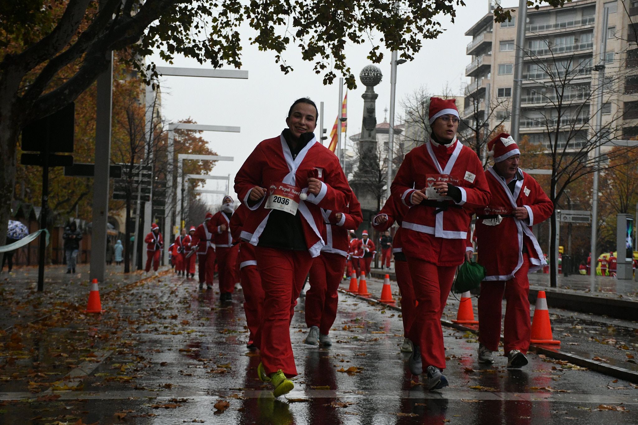 Las mejores fotos de la Carrera de Papá Noel de Zaragoza 2025. Independencia. 4340
