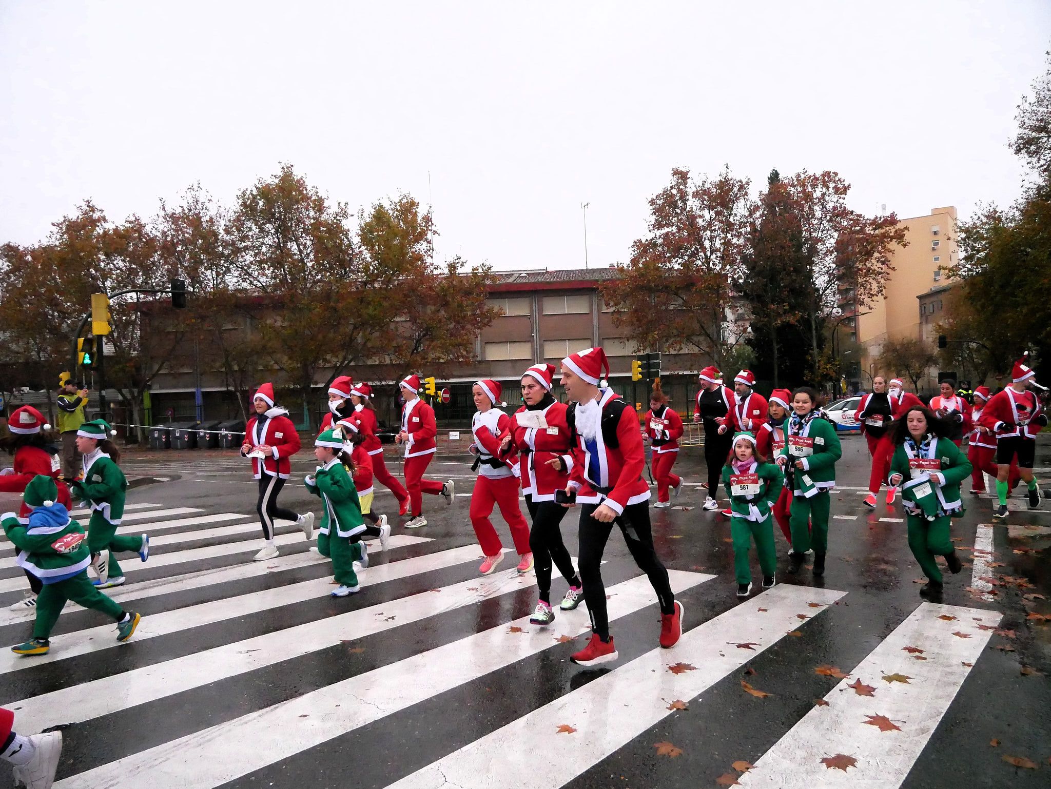 Las mejores fotos de la Carrera de Papá Noel de Zaragoza 2025. Glorieta Sol. (31)