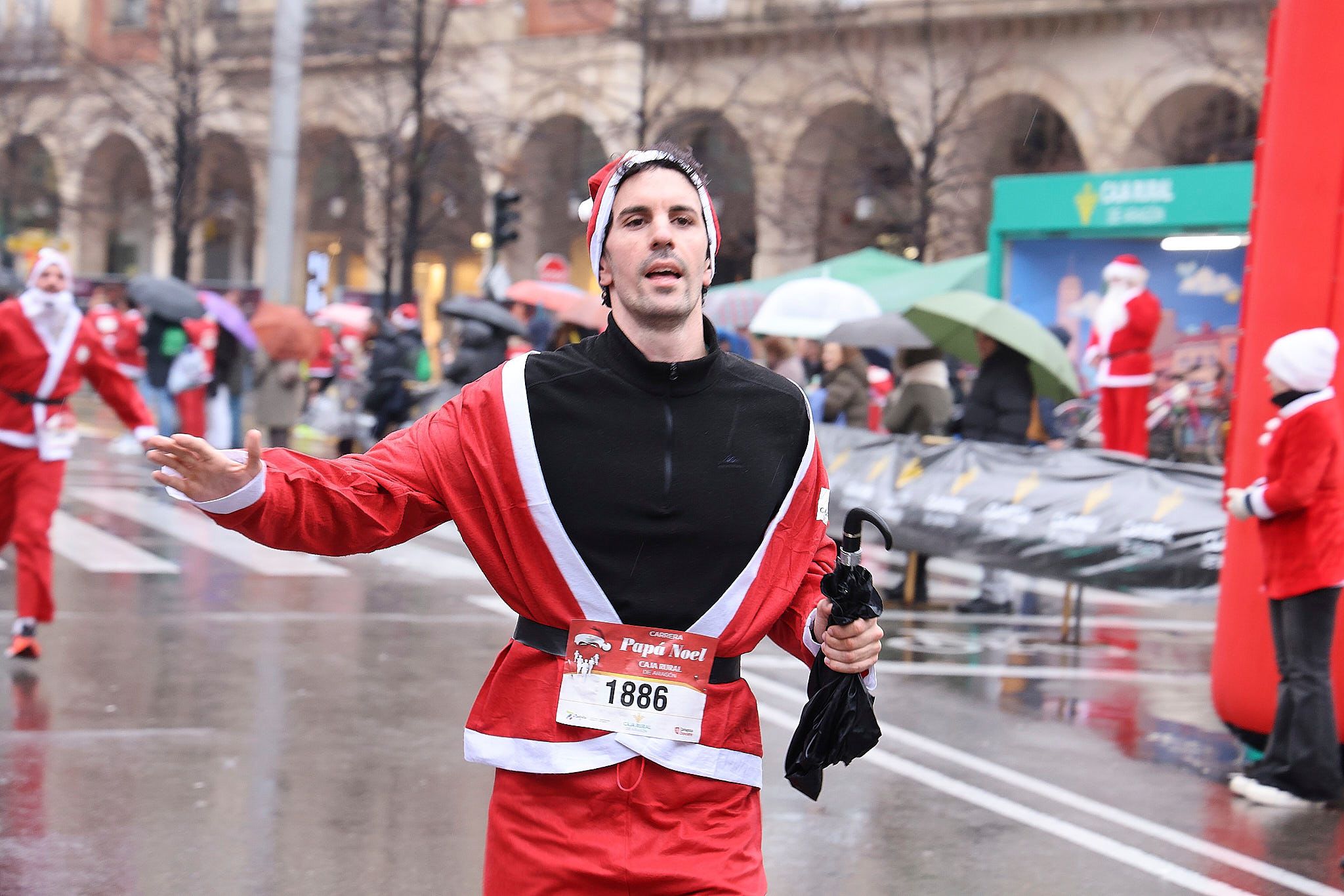Las mejores fotos de la Carrera de Papá Noel de Zaragoza 2025. Plaza España. 0236