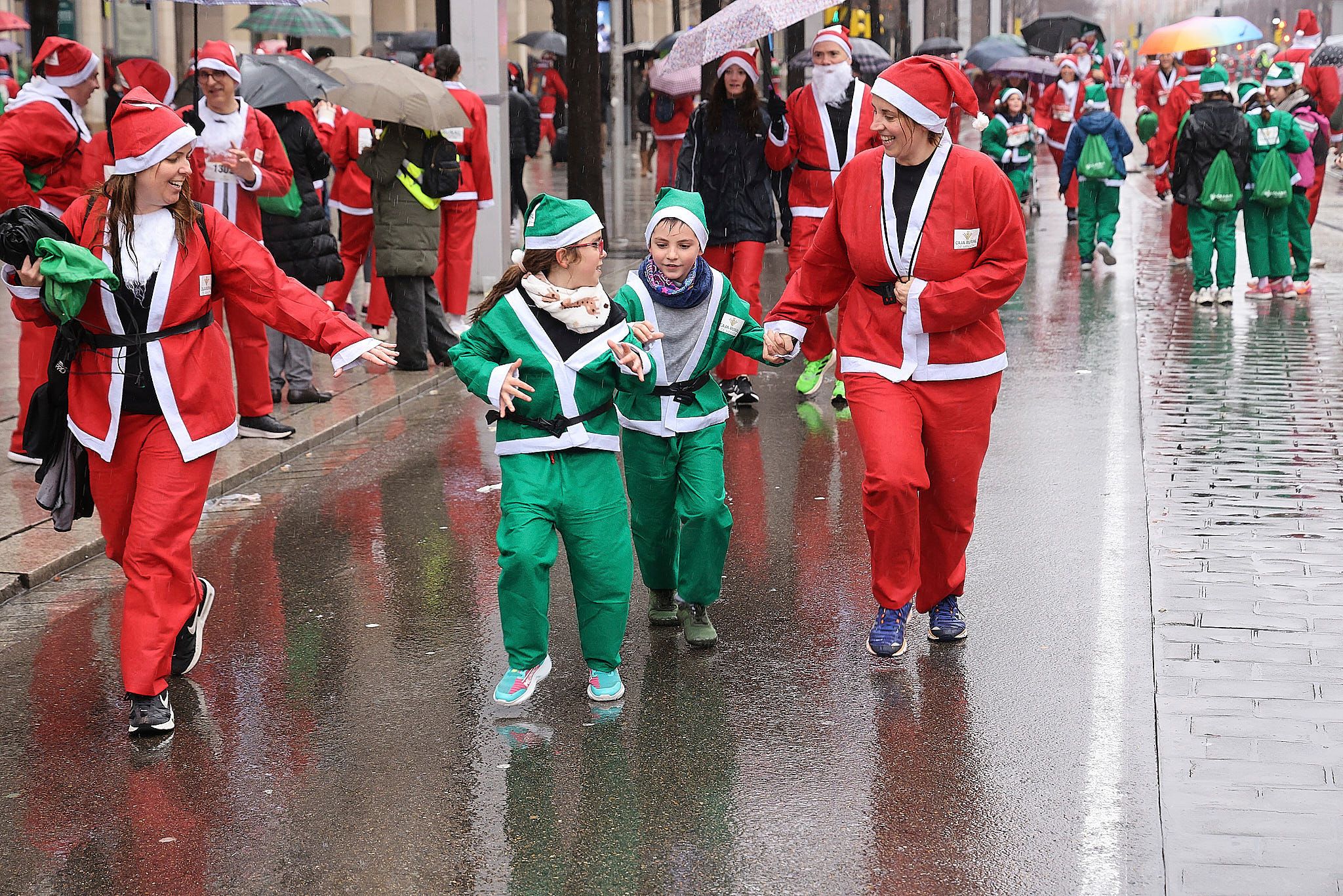 Las mejores fotos de la Carrera de Papá Noel de Zaragoza 2025. Plaza España. 0588