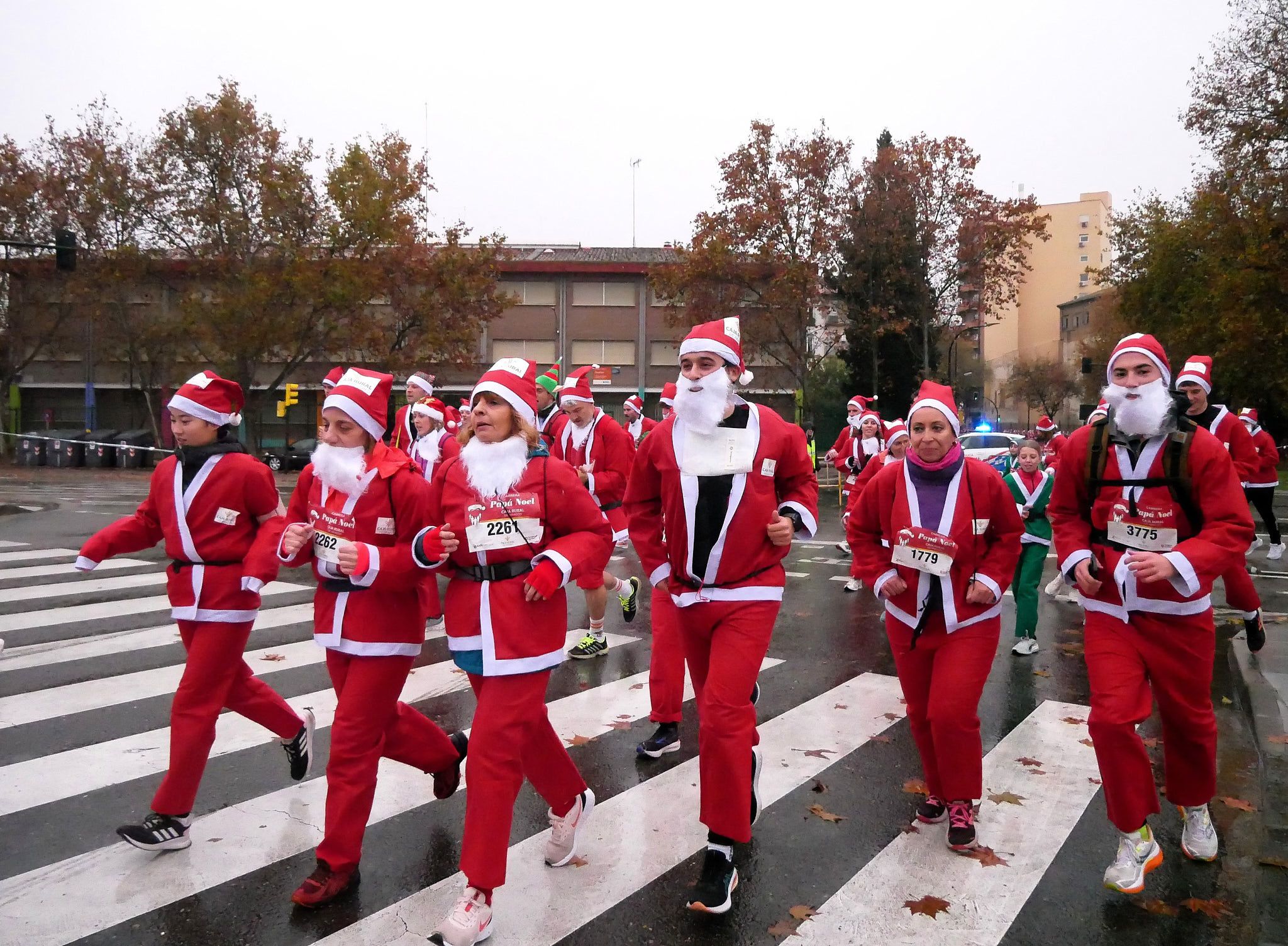 Las mejores fotos de la Carrera de Papá Noel de Zaragoza 2025. Glorieta Sol. (33)