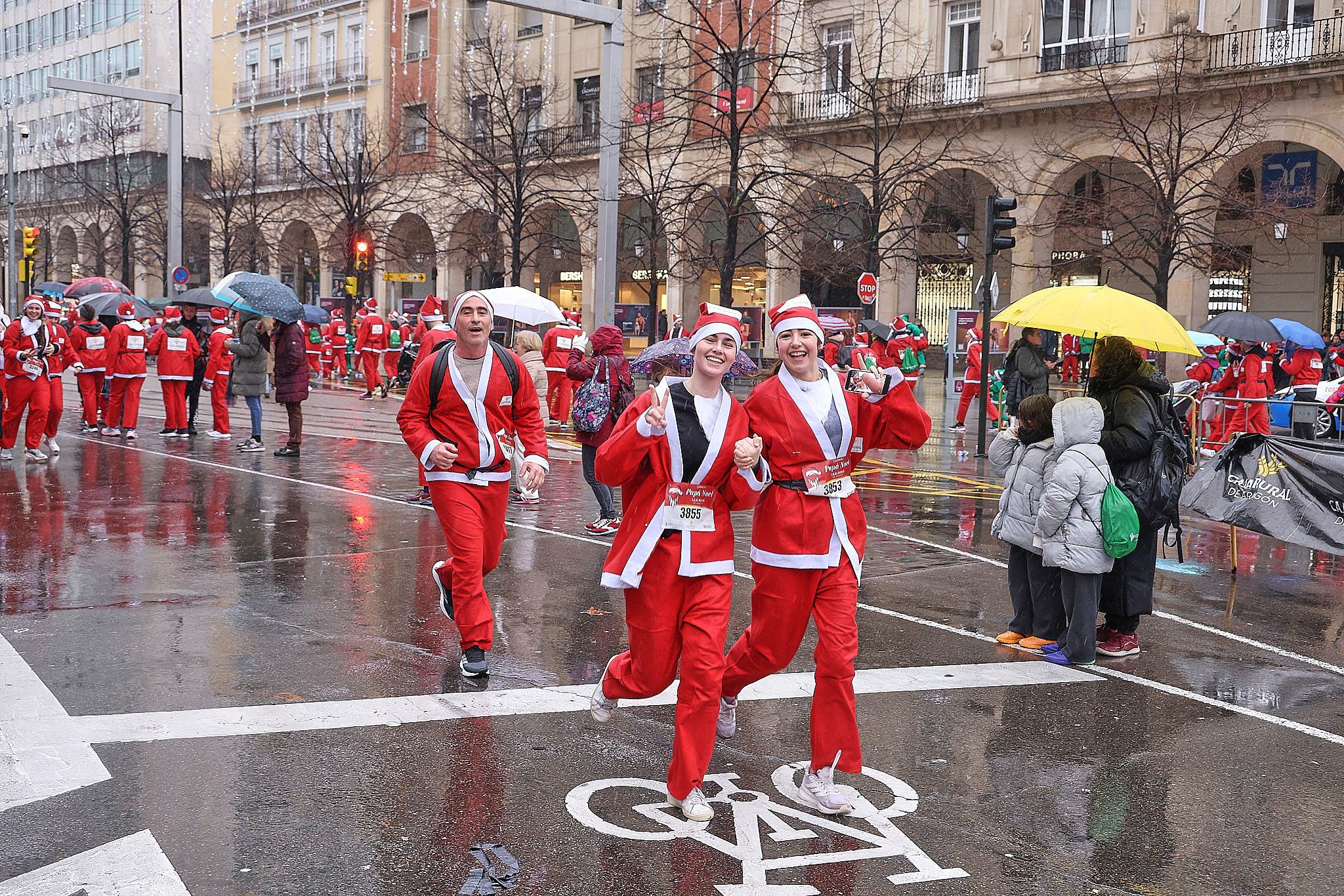 Las mejores fotos de la Carrera de Papá Noel de Zaragoza 2025. Plaza España. 0436