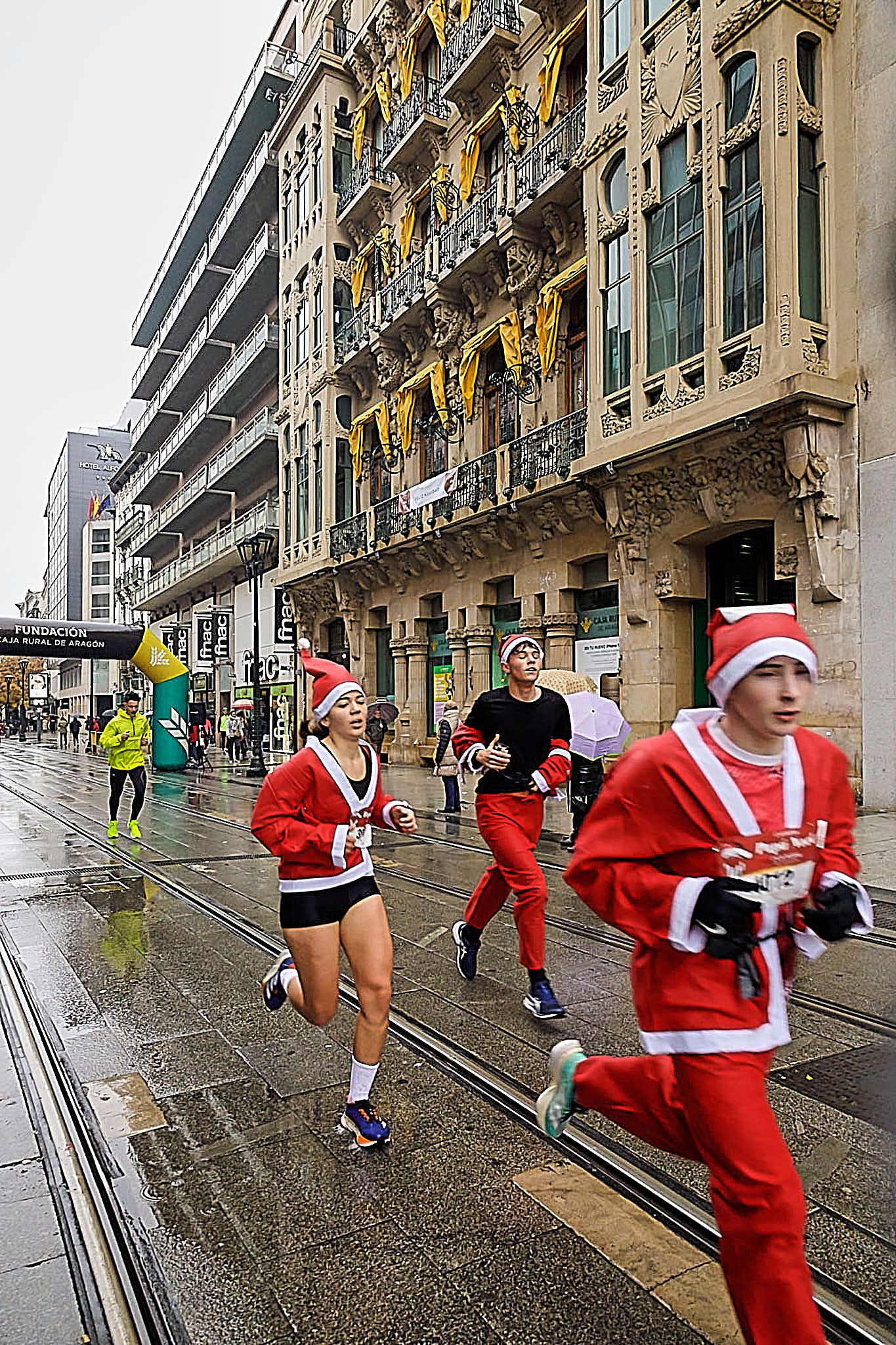 Las mejores fotos de la Carrera de Papá Noel de Zaragoza 2025. Coso. 7740