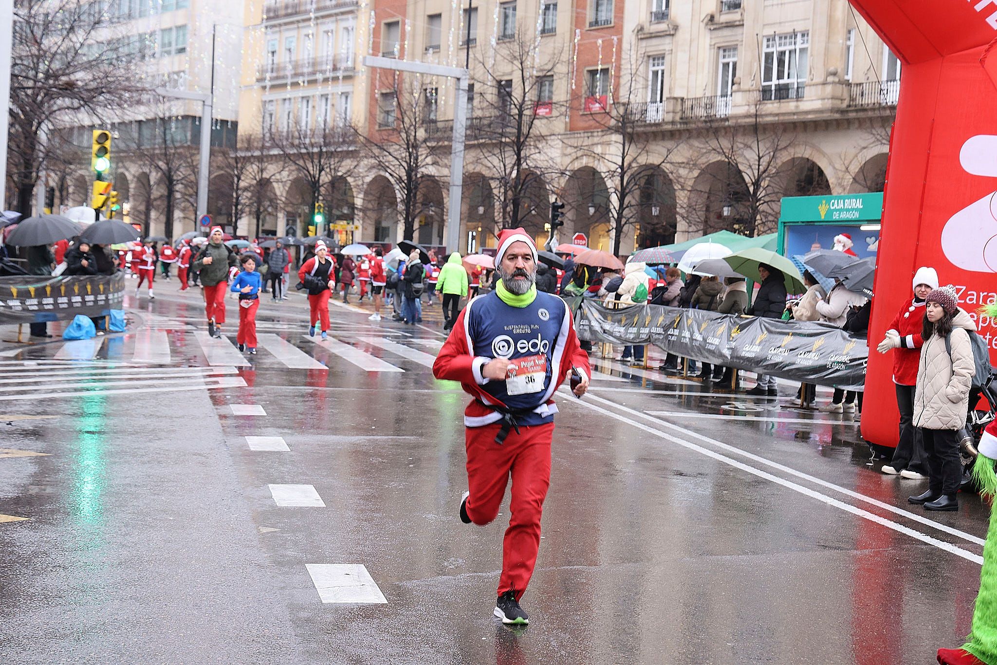 Las mejores fotos de la Carrera de Papá Noel de Zaragoza 2025. Plaza España. 0242