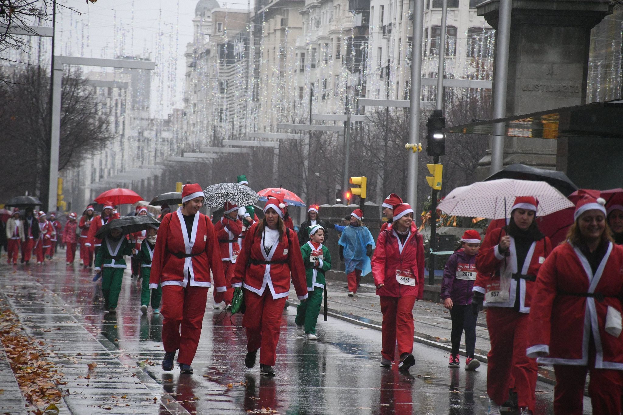 Las mejores fotos de la Carrera de Papá Noel de Zaragoza 2025. Independencia. 4595