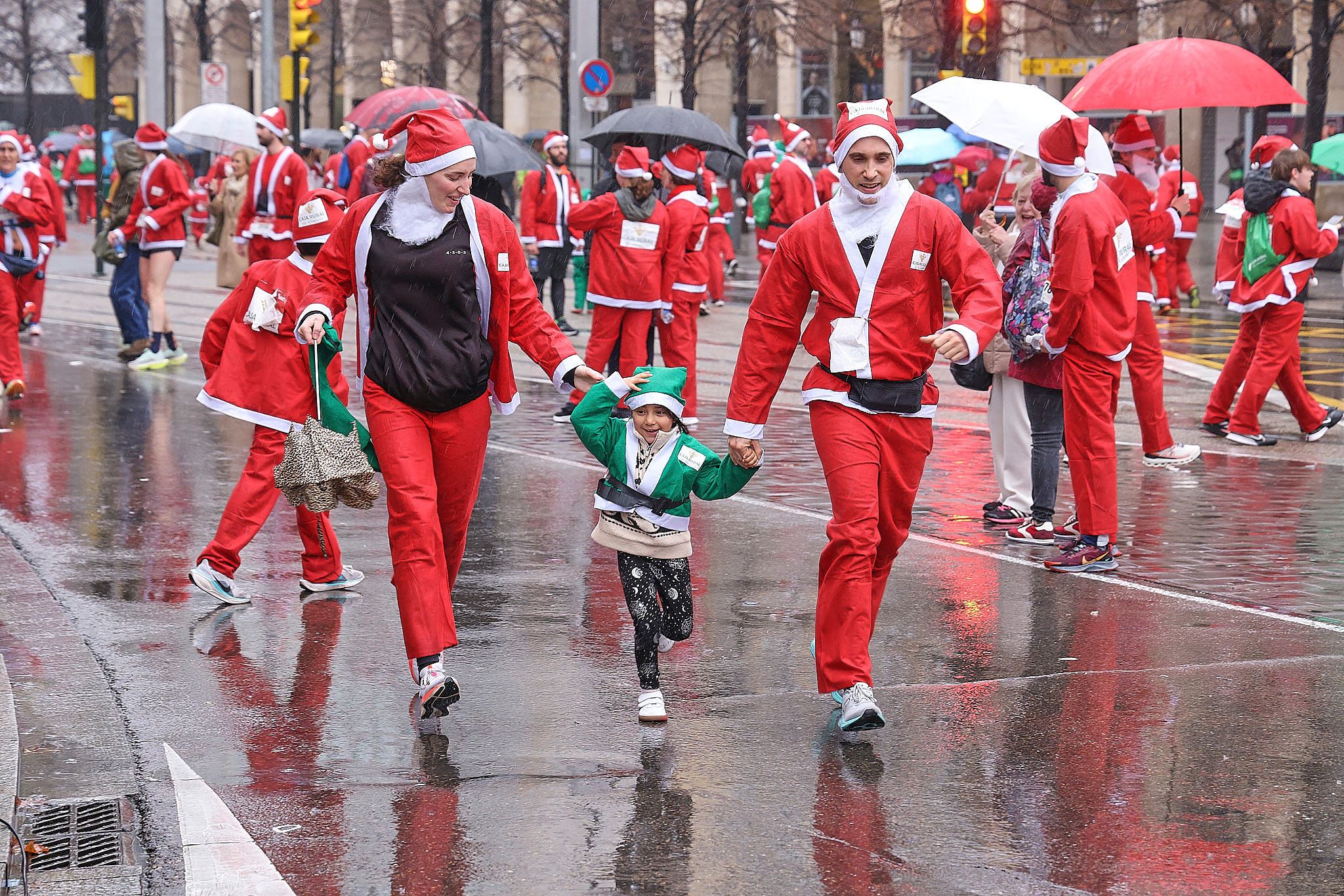 Las mejores fotos de la Carrera de Papá Noel de Zaragoza 2025. Plaza España. 0440