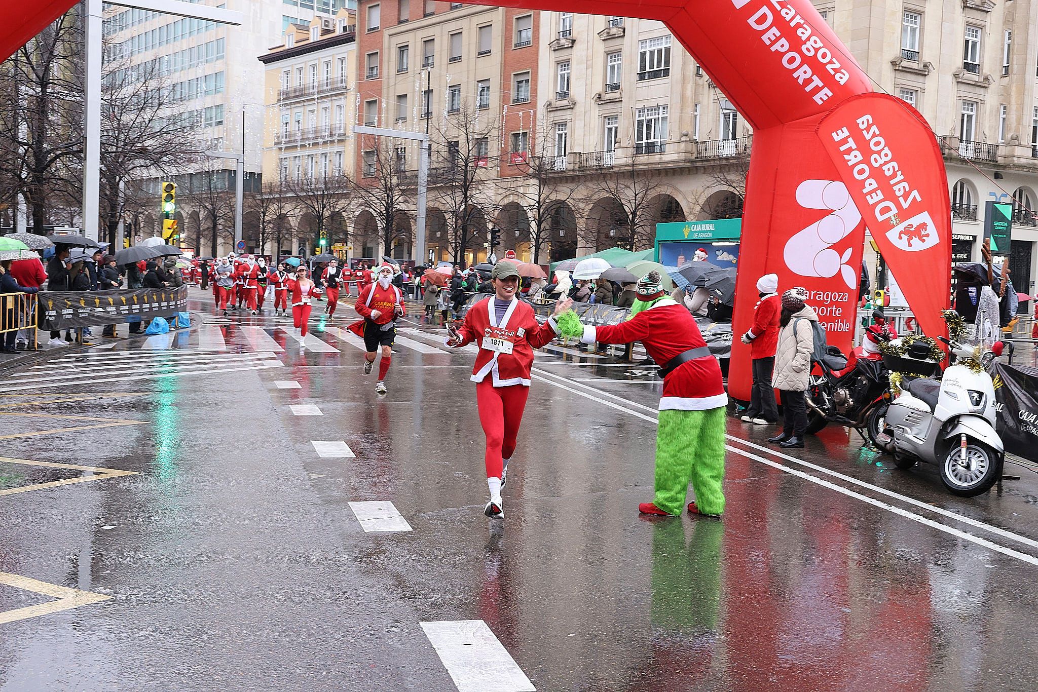 Las mejores fotos de la Carrera de Papá Noel de Zaragoza 2025. Plaza España. 0246