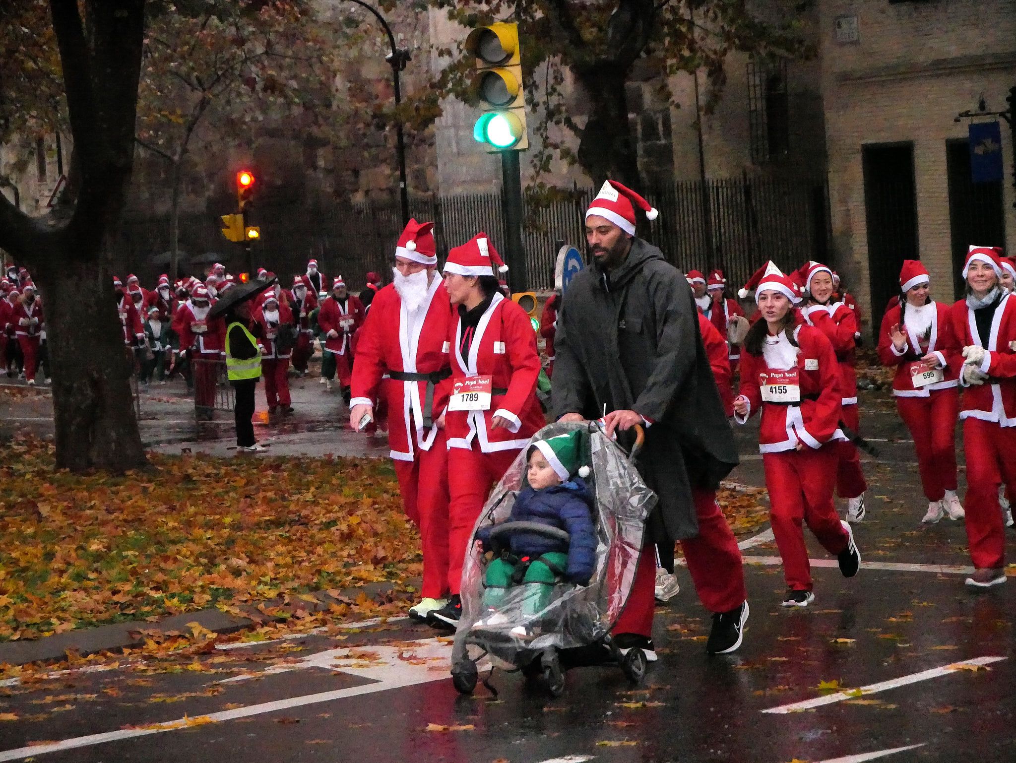 Las mejores fotos de la Carrera de Papá Noel de Zaragoza 2025. Glorieta Sol. (43)