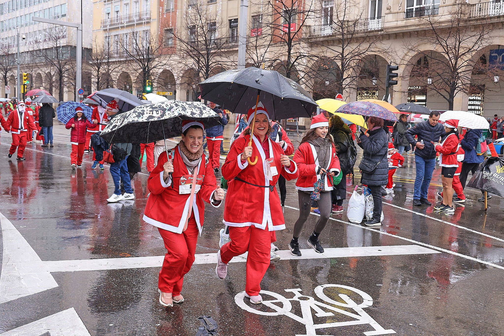 Las mejores fotos de la Carrera de Papá Noel de Zaragoza 2025. Plaza España. 0446