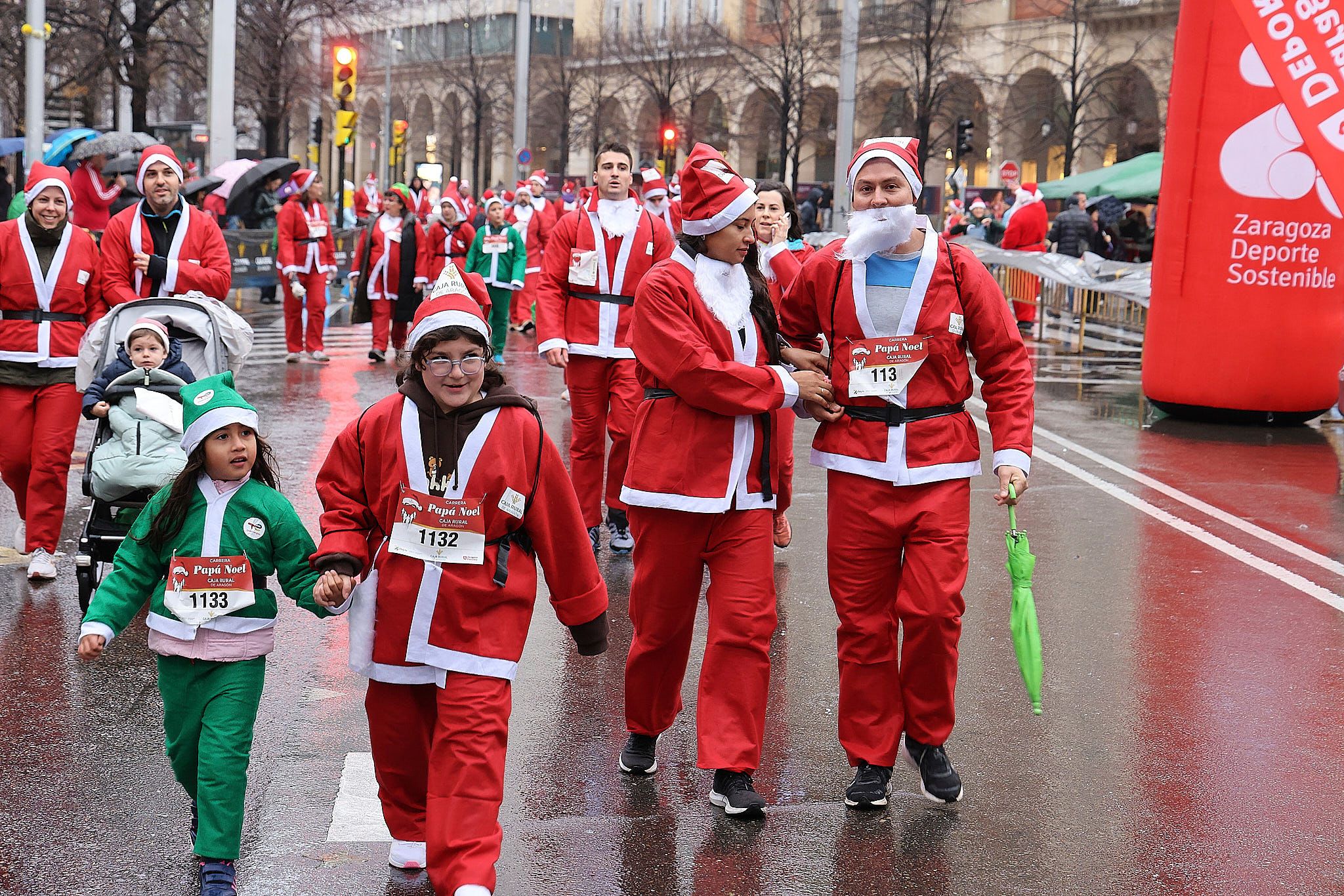 Las mejores fotos de la Carrera de Papá Noel de Zaragoza 2025. Plaza España. 0098