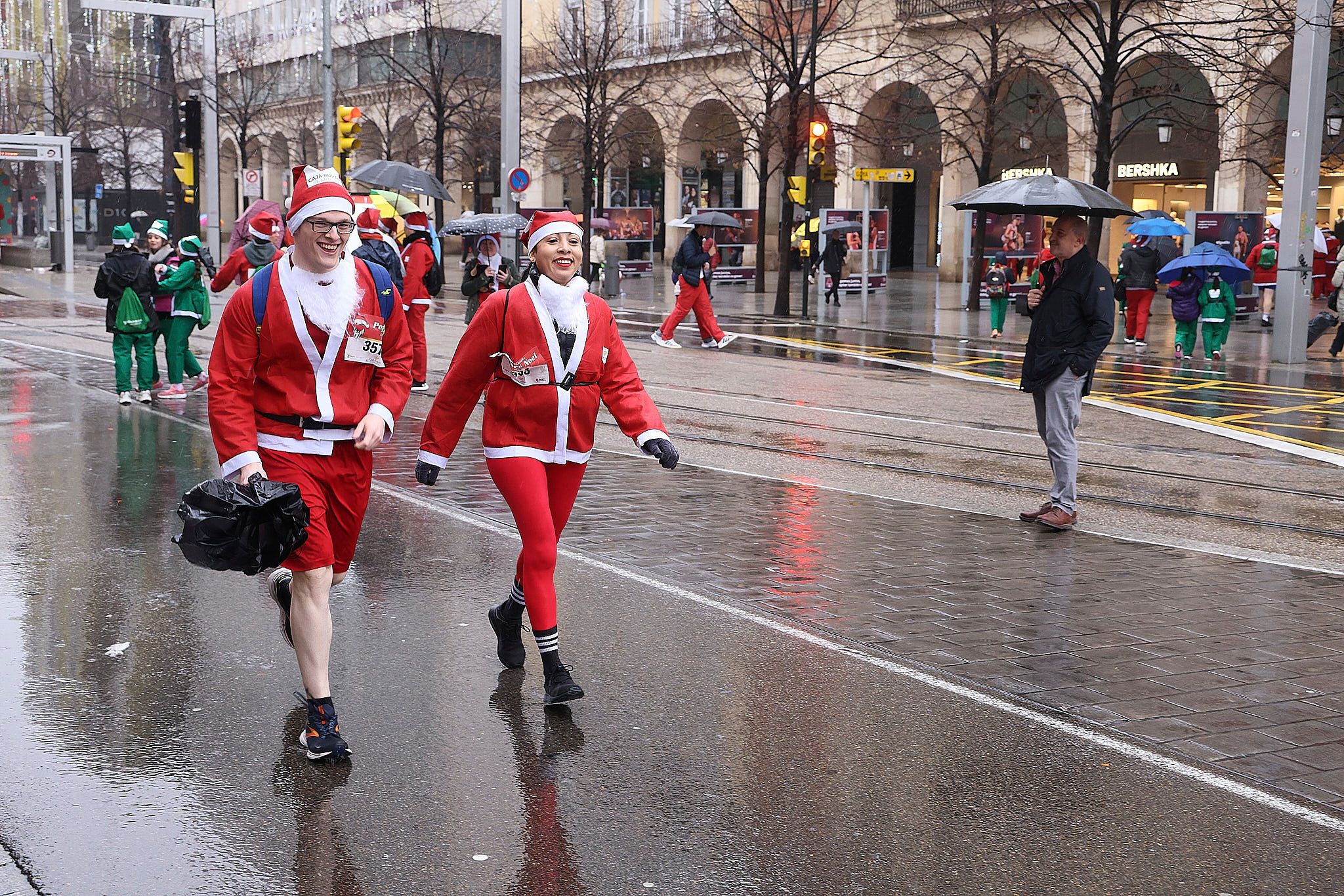 Las mejores fotos de la Carrera de Papá Noel de Zaragoza 2025. Plaza España. 0605