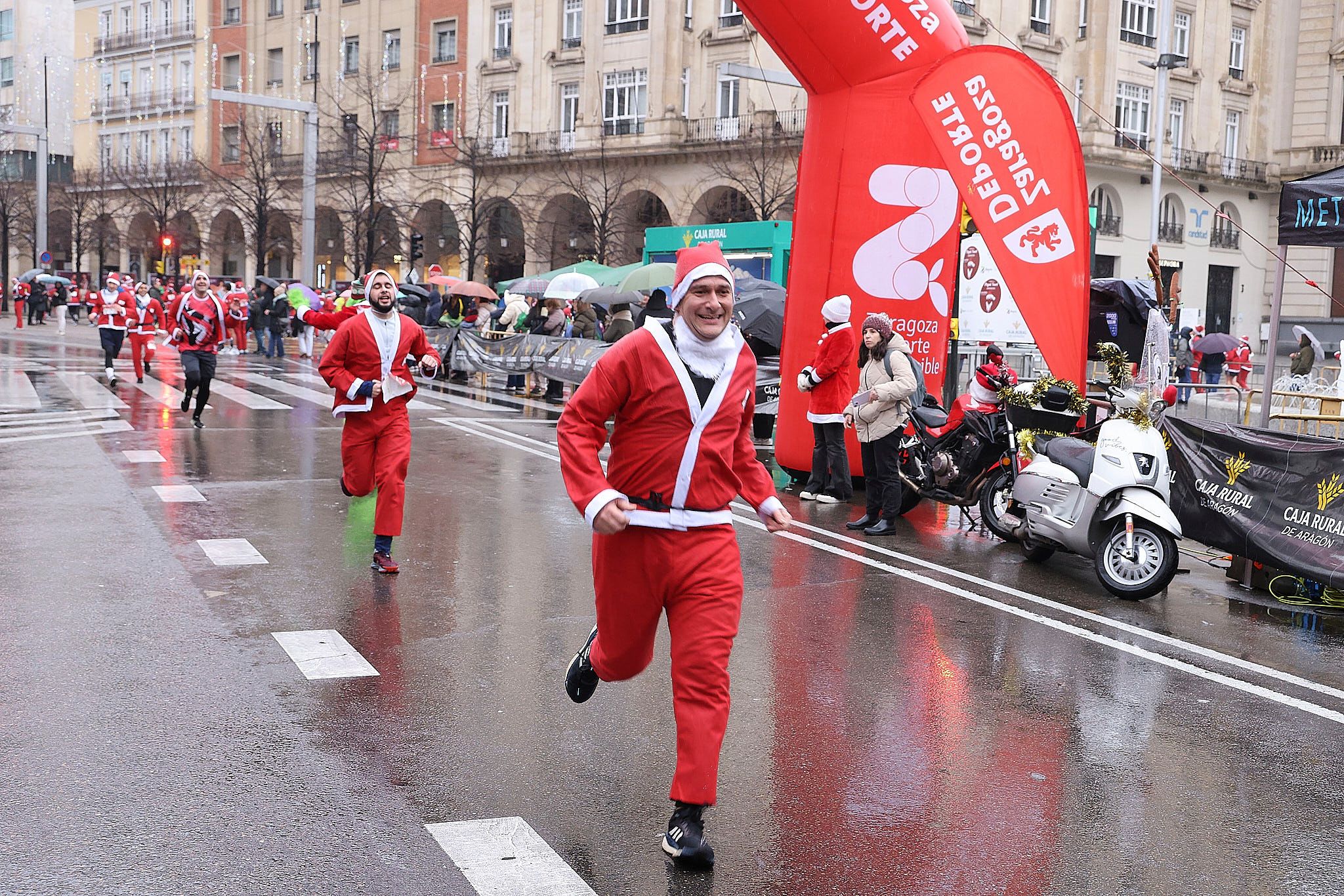 Las mejores fotos de la Carrera de Papá Noel de Zaragoza 2025. Plaza España. 0256