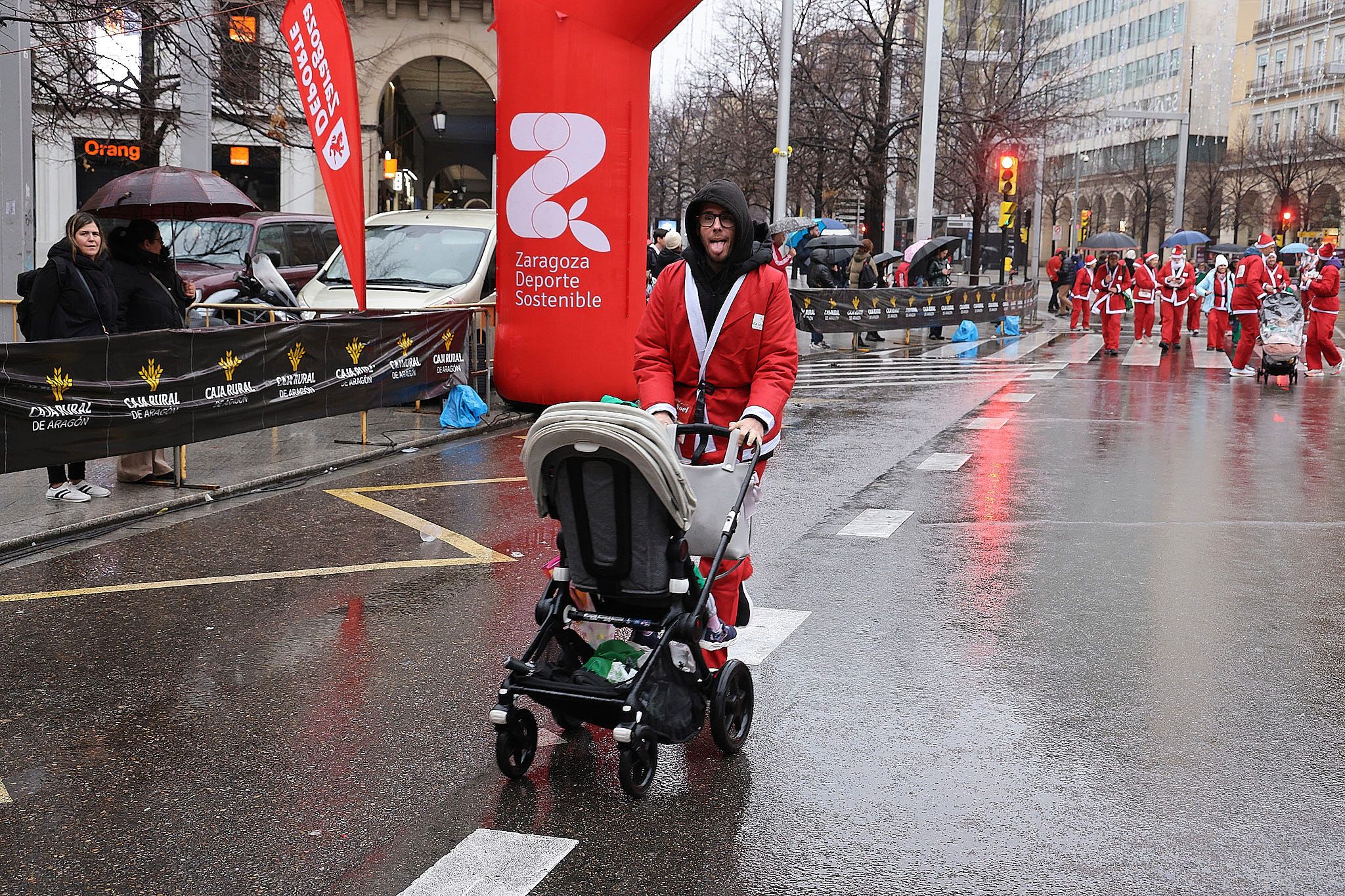 Las mejores fotos de la Carrera de Papá Noel de Zaragoza 2025. Plaza España. 0101