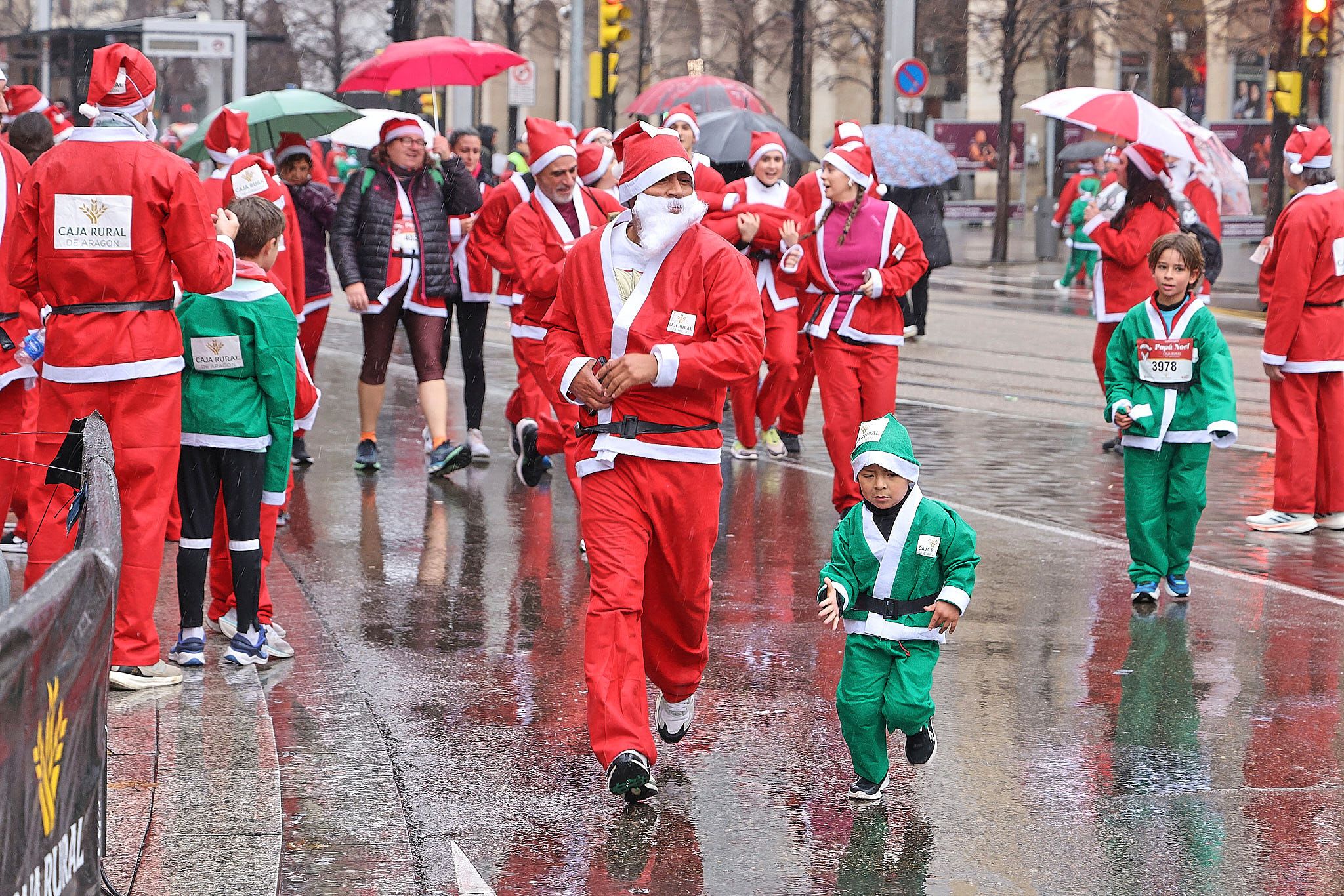 Las mejores fotos de la Carrera de Papá Noel de Zaragoza 2025. Plaza España. 0452
