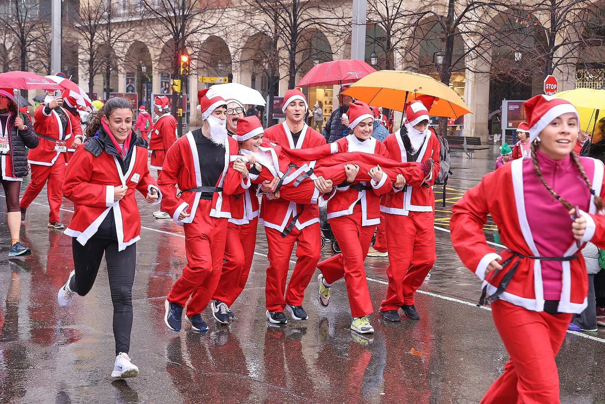 Las mejores fotos de la Carrera de Papá Noel de Zaragoza 2025. Plaza España. 0453