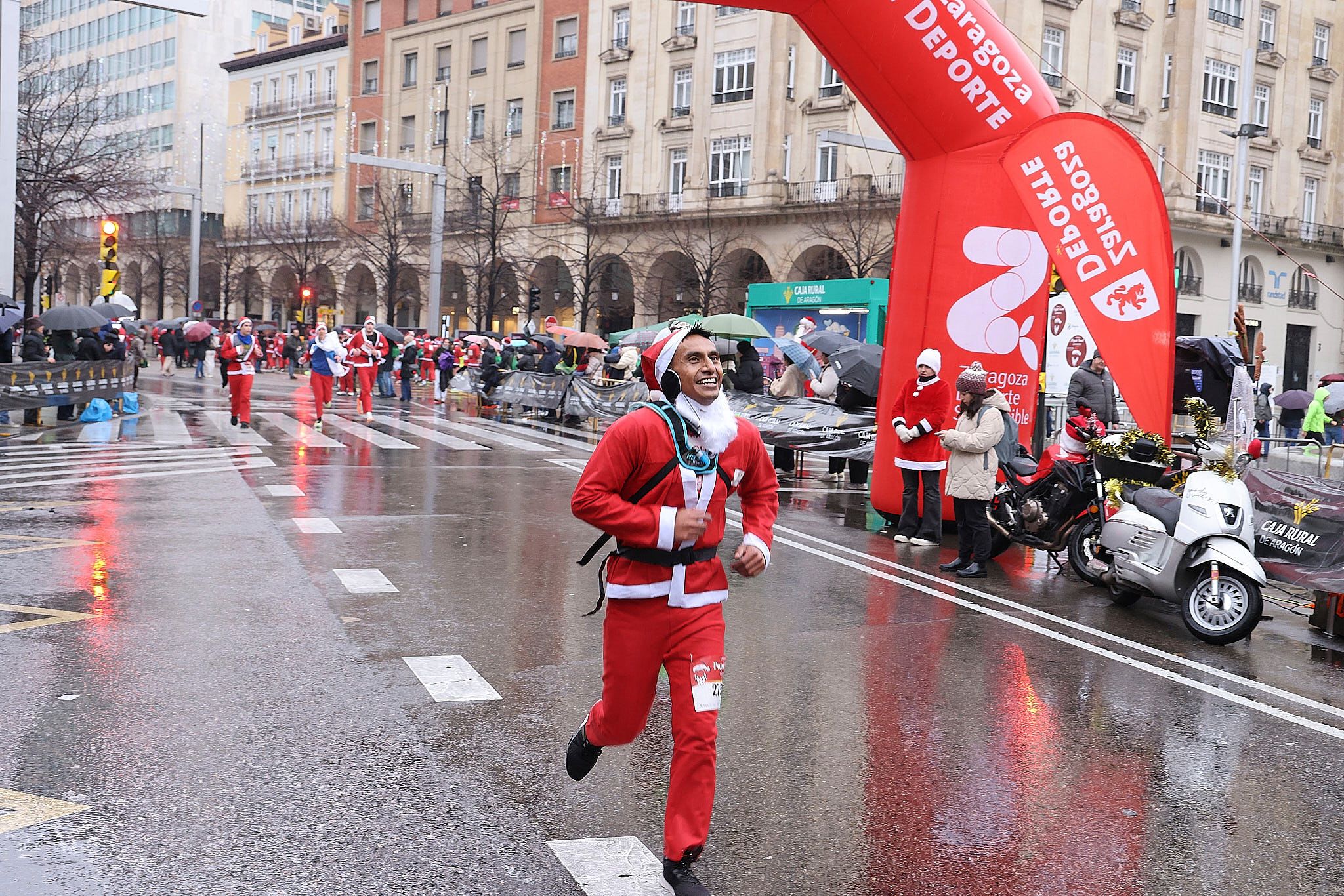 Las mejores fotos de la Carrera de Papá Noel de Zaragoza 2025. Plaza España. 0259