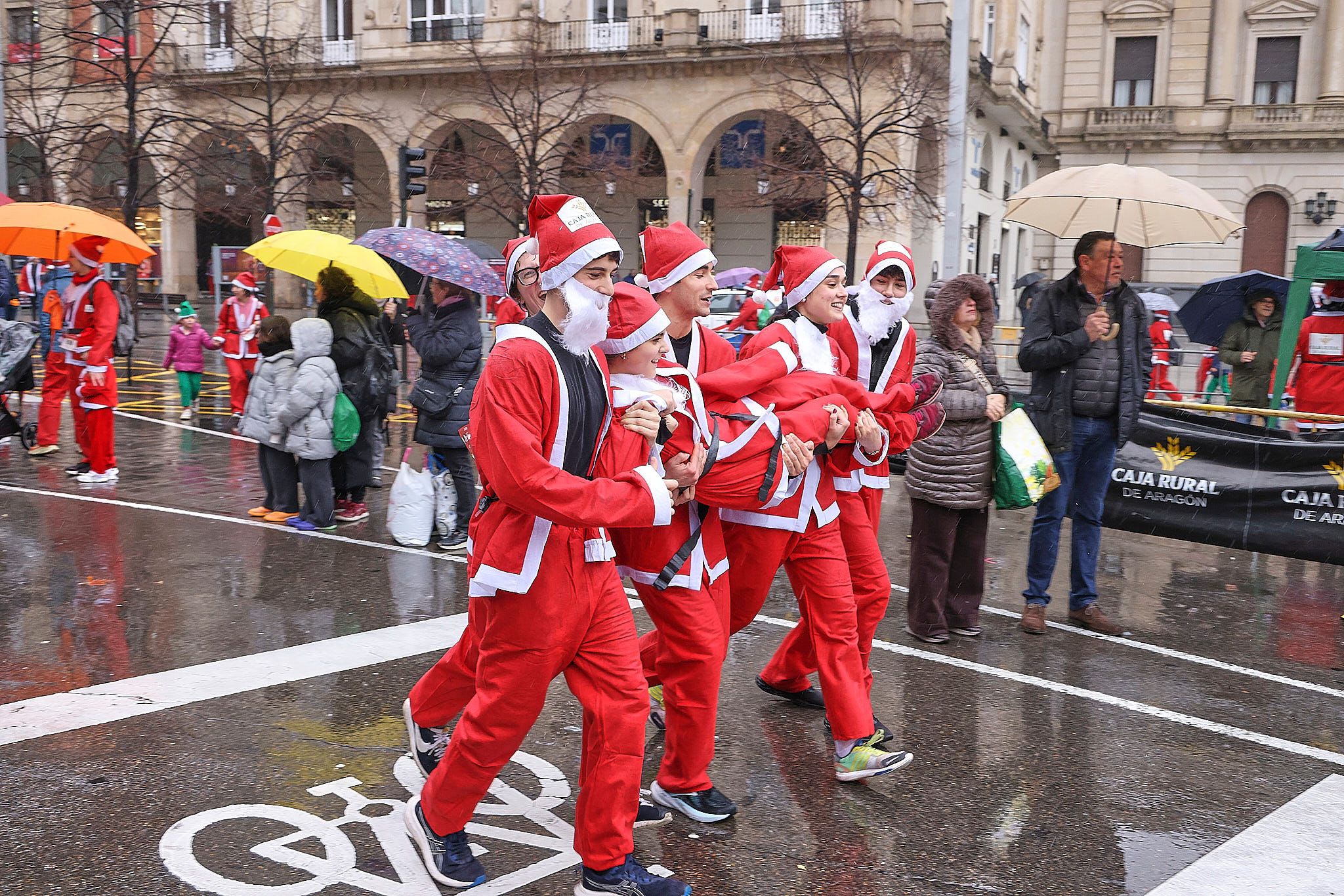 Las mejores fotos de la Carrera de Papá Noel de Zaragoza 2025. Plaza España. 0454