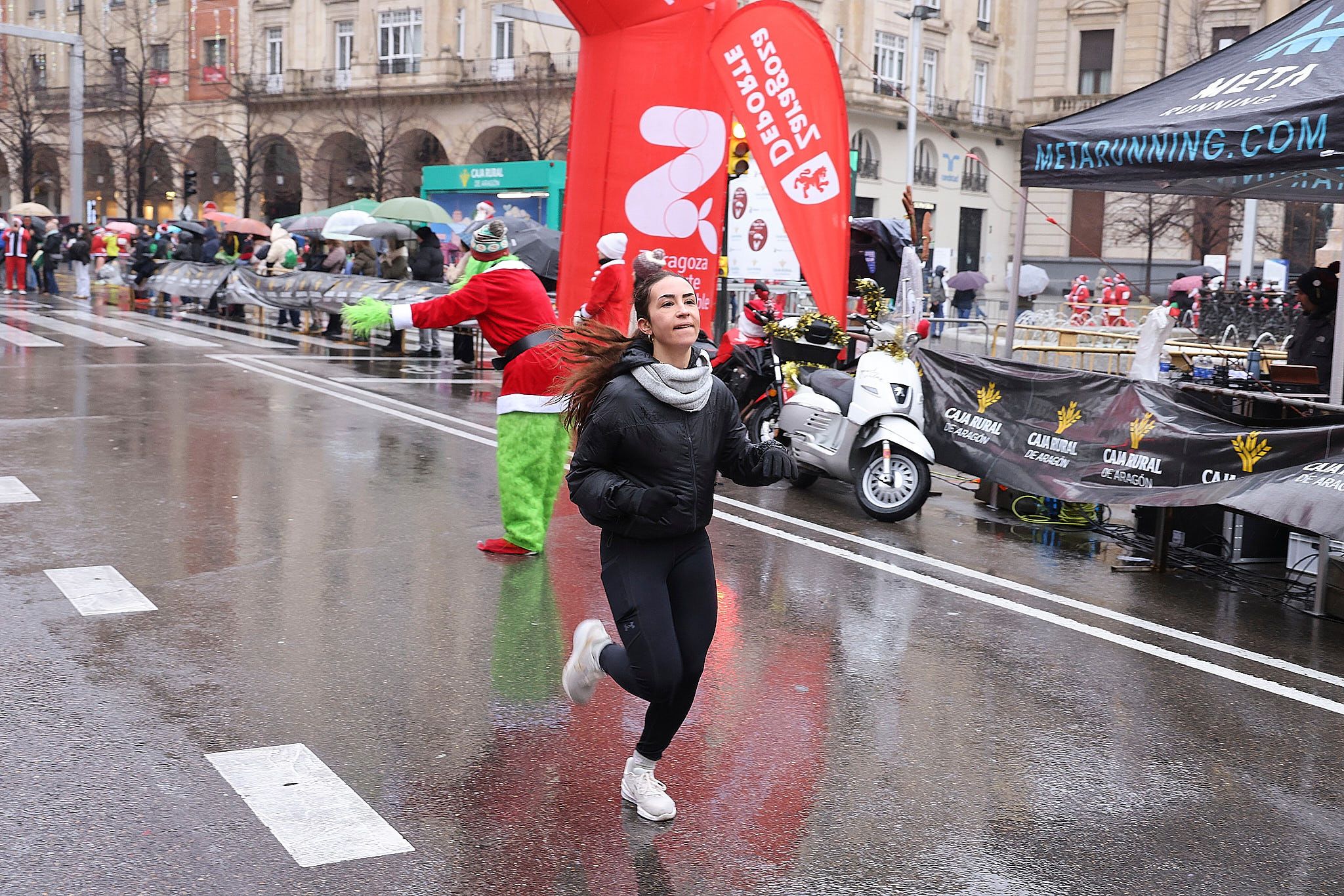 Las mejores fotos de la Carrera de Papá Noel de Zaragoza 2025. Plaza España. 0261