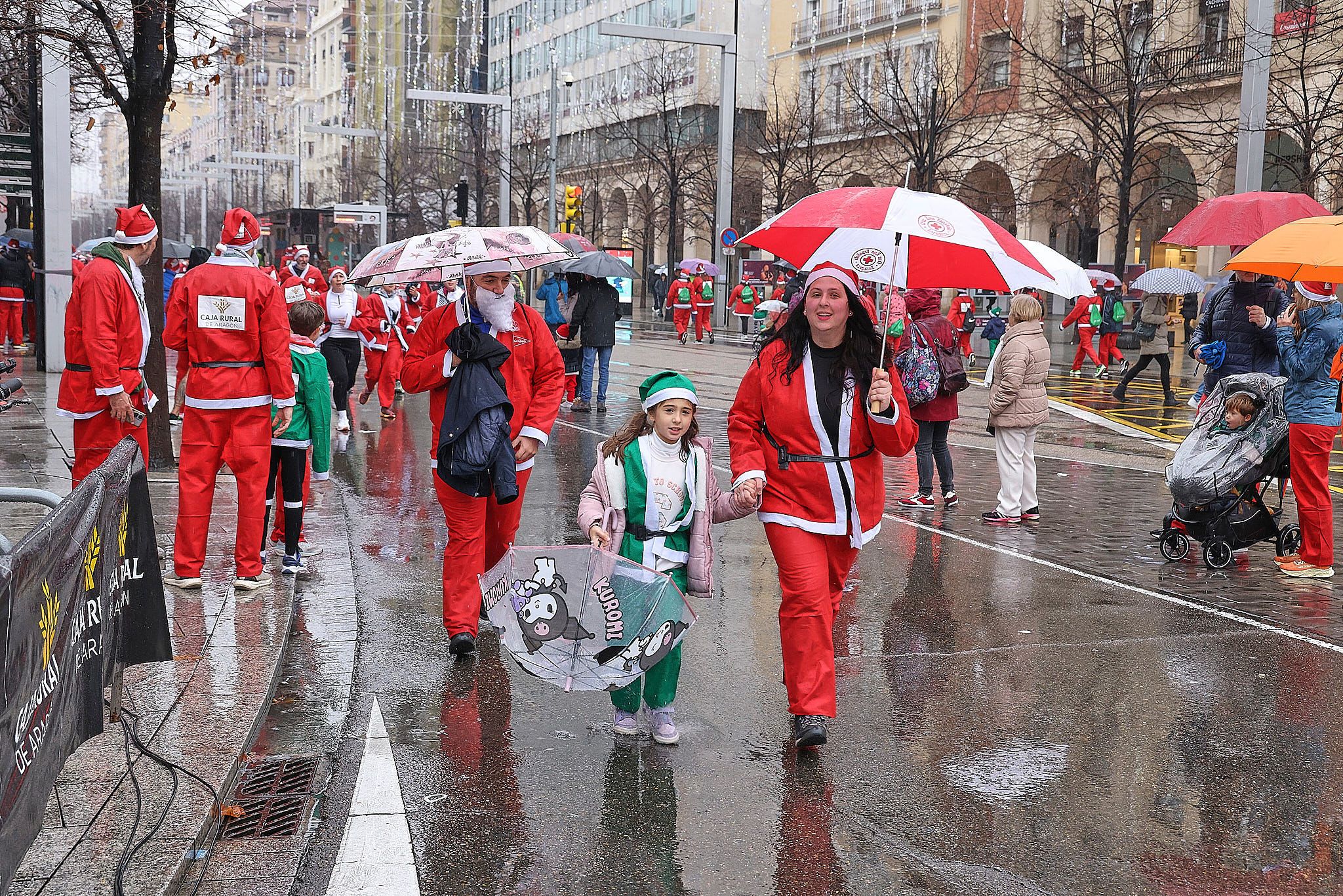 Las mejores fotos de la Carrera de Papá Noel de Zaragoza 2025. Plaza España. 0456