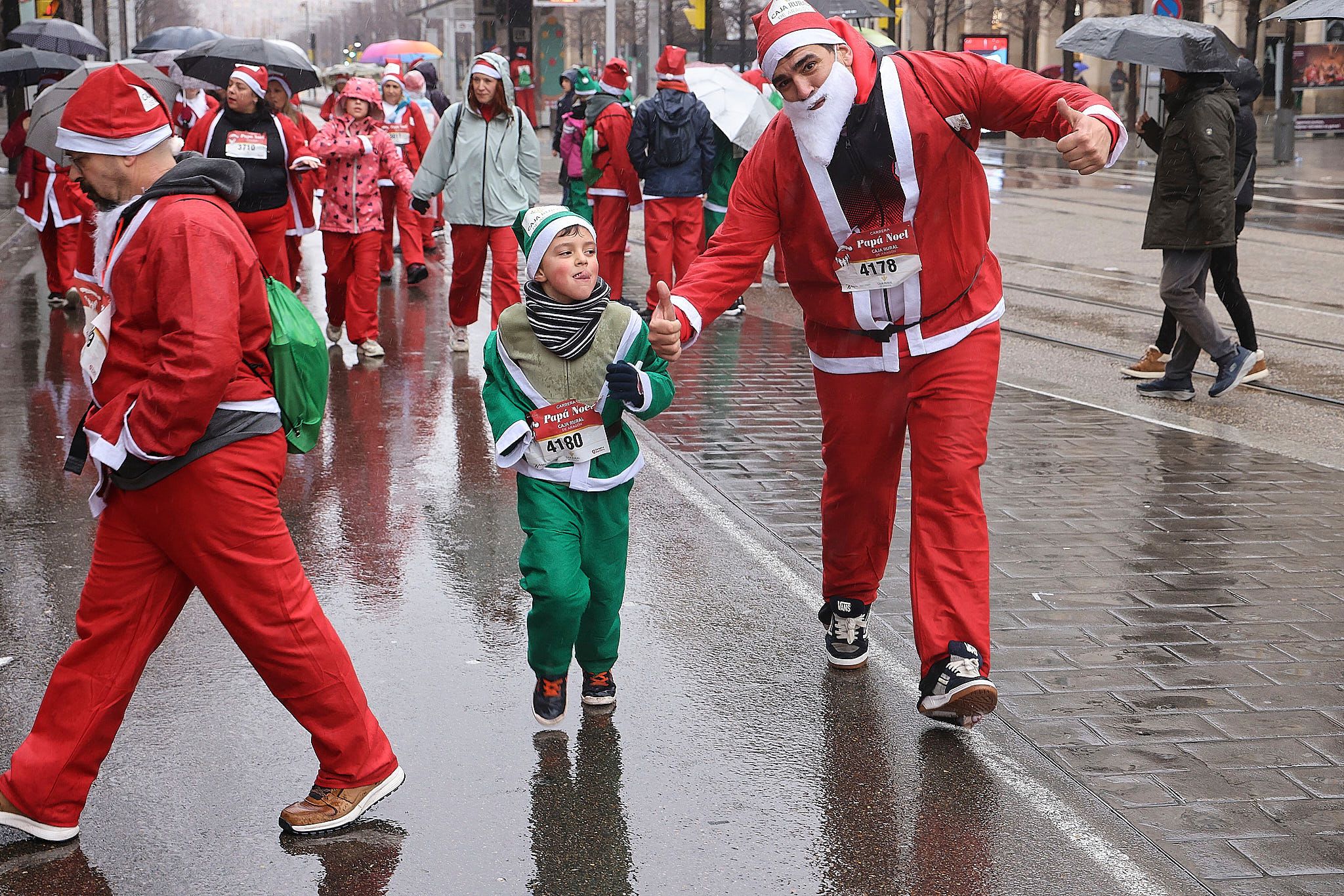 Las mejores fotos de la Carrera de Papá Noel de Zaragoza 2025. Plaza España. 0613