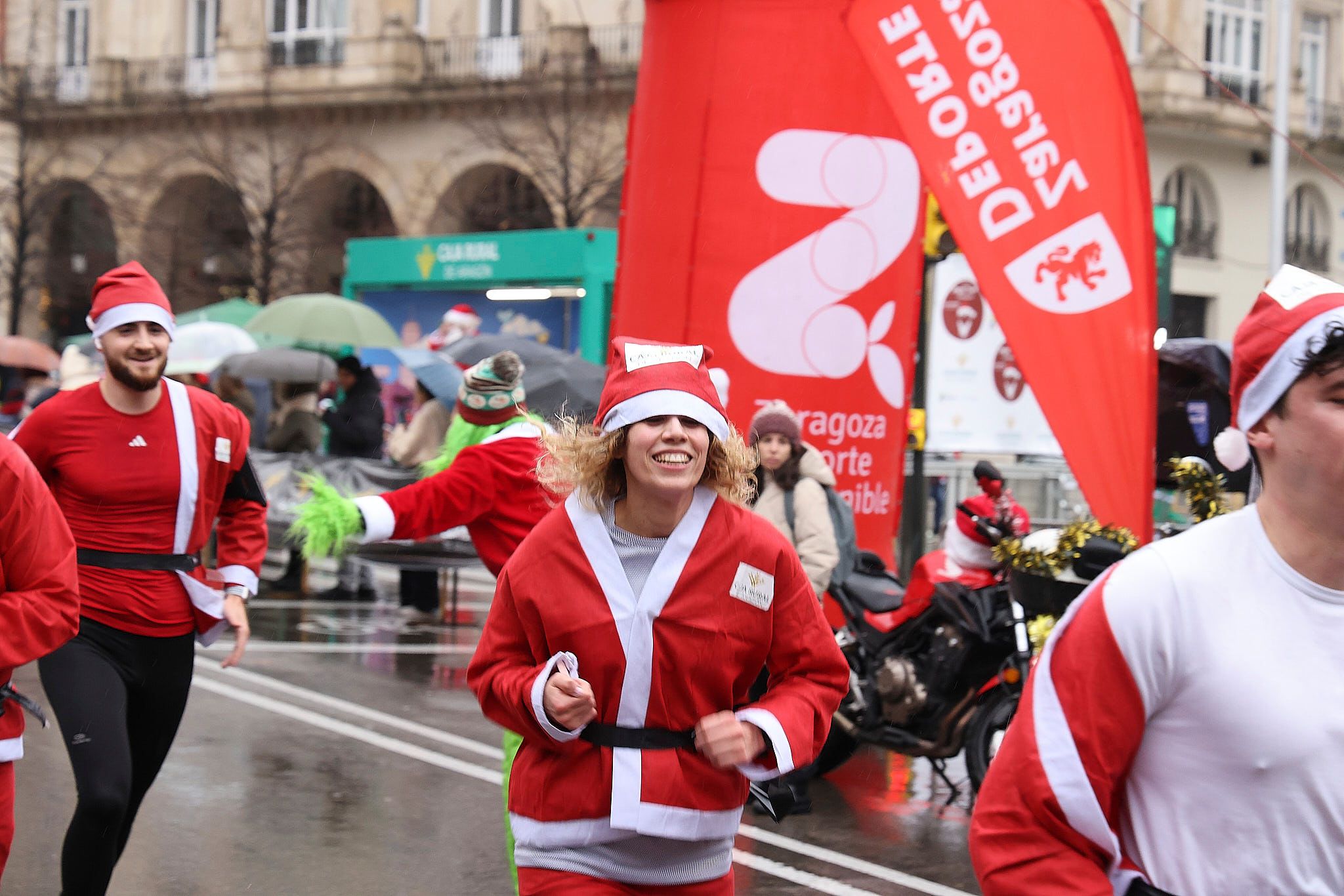 Las mejores fotos de la Carrera de Papá Noel de Zaragoza 2025. Plaza España. 0264