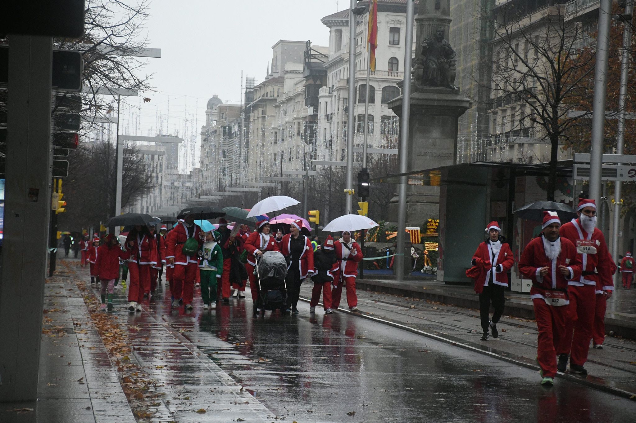 Las mejores fotos de la Carrera de Papá Noel de Zaragoza 2025. Independencia. 4621