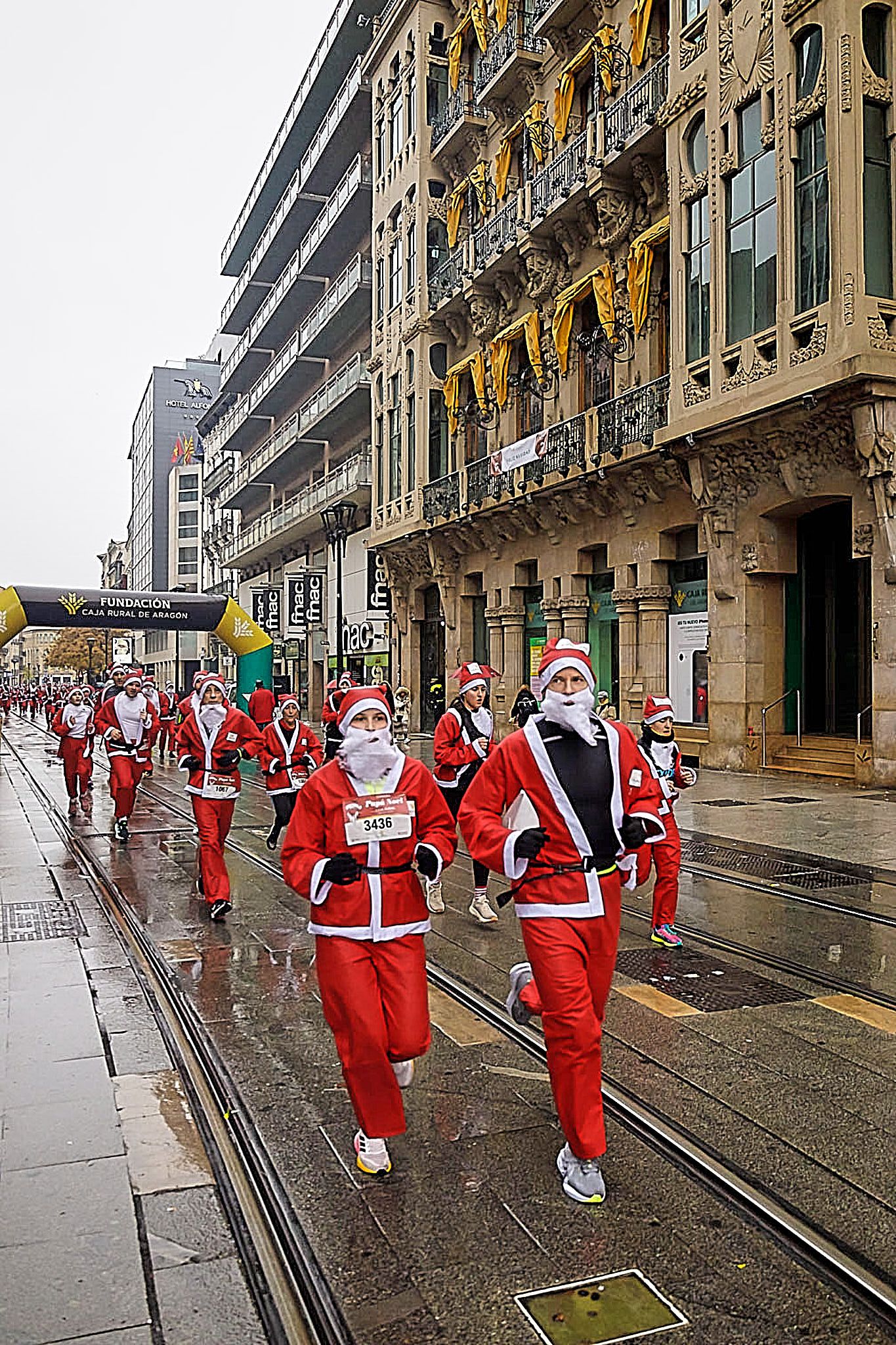 Las mejores fotos de la Carrera de Papá Noel de Zaragoza 2025. Coso. 7877