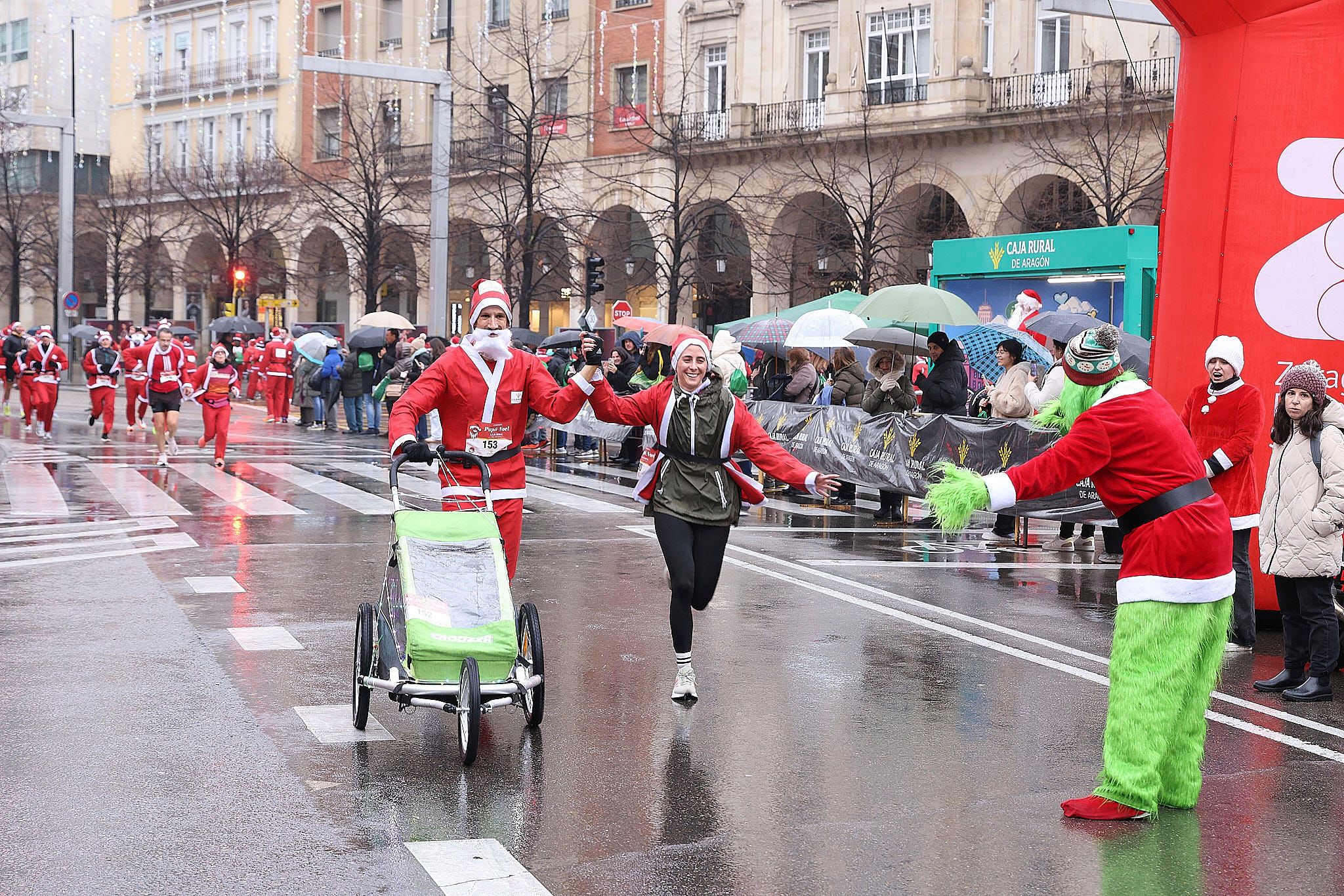 Las mejores fotos de la Carrera de Papá Noel de Zaragoza 2025. Plaza España. 0267