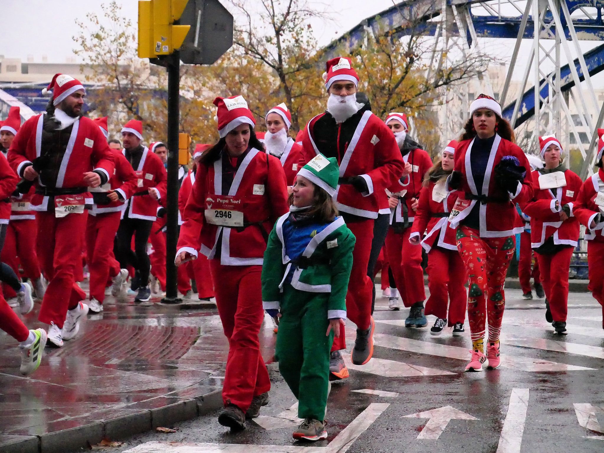 Las mejores fotos de la Carrera de Papá Noel de Zaragoza 2025. Glorieta Sol. (63)